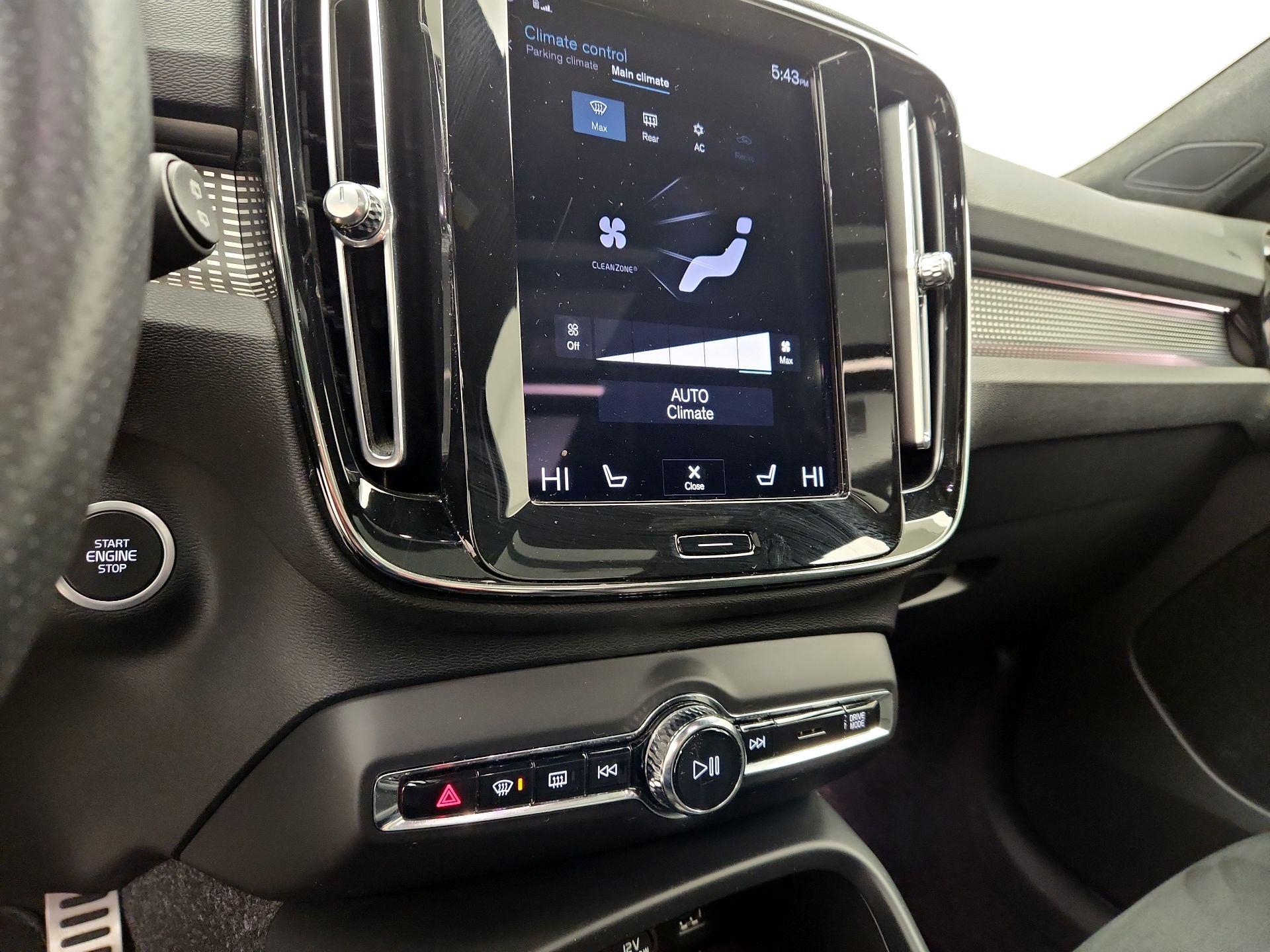 Thumbnail: 2021 Volvo XC40 - 17