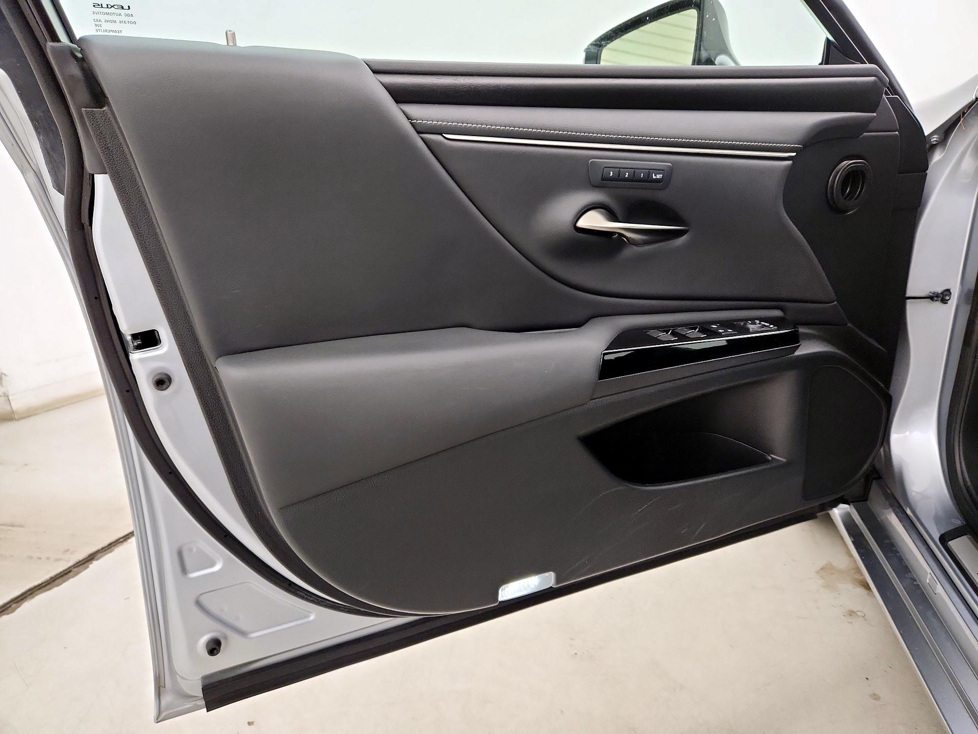 Thumbnail: 2022 Lexus ES - 12