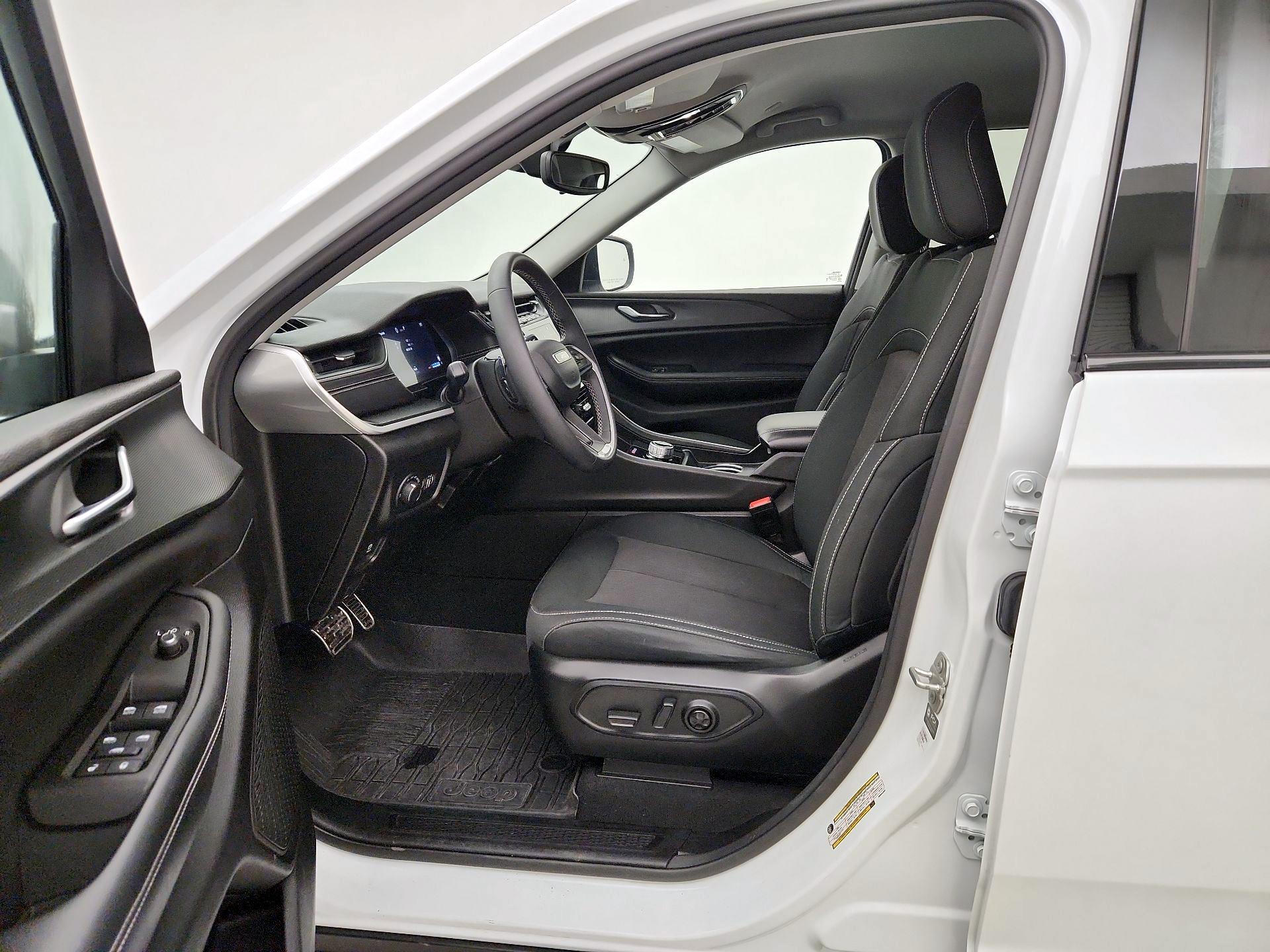 Thumbnail: 2024 Jeep Grand Cherokee - 11