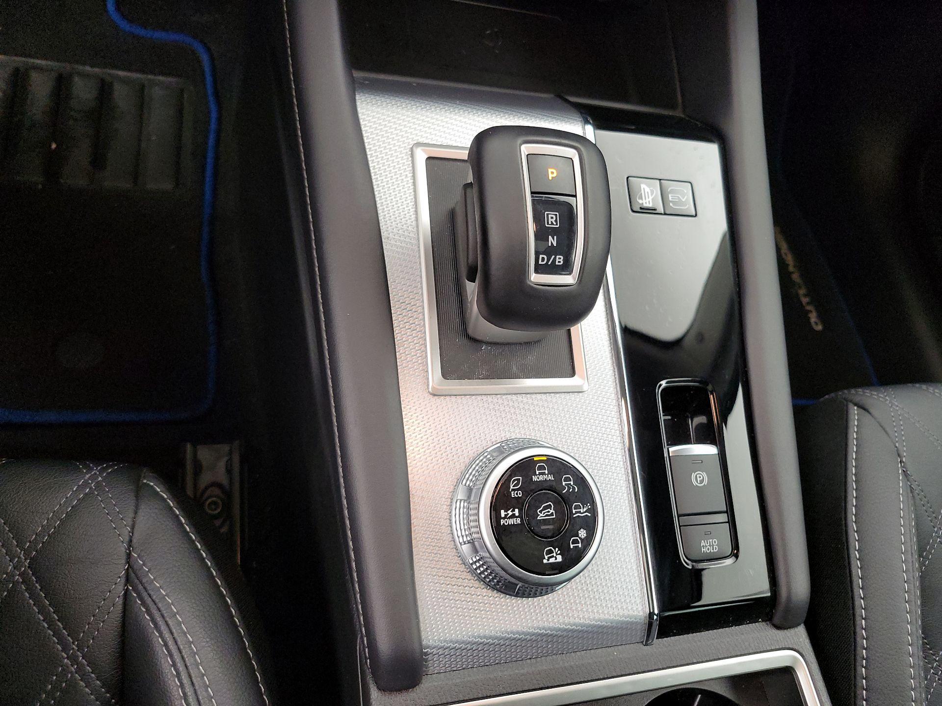 Thumbnail: 2023 Mitsubishi Outlander - 18