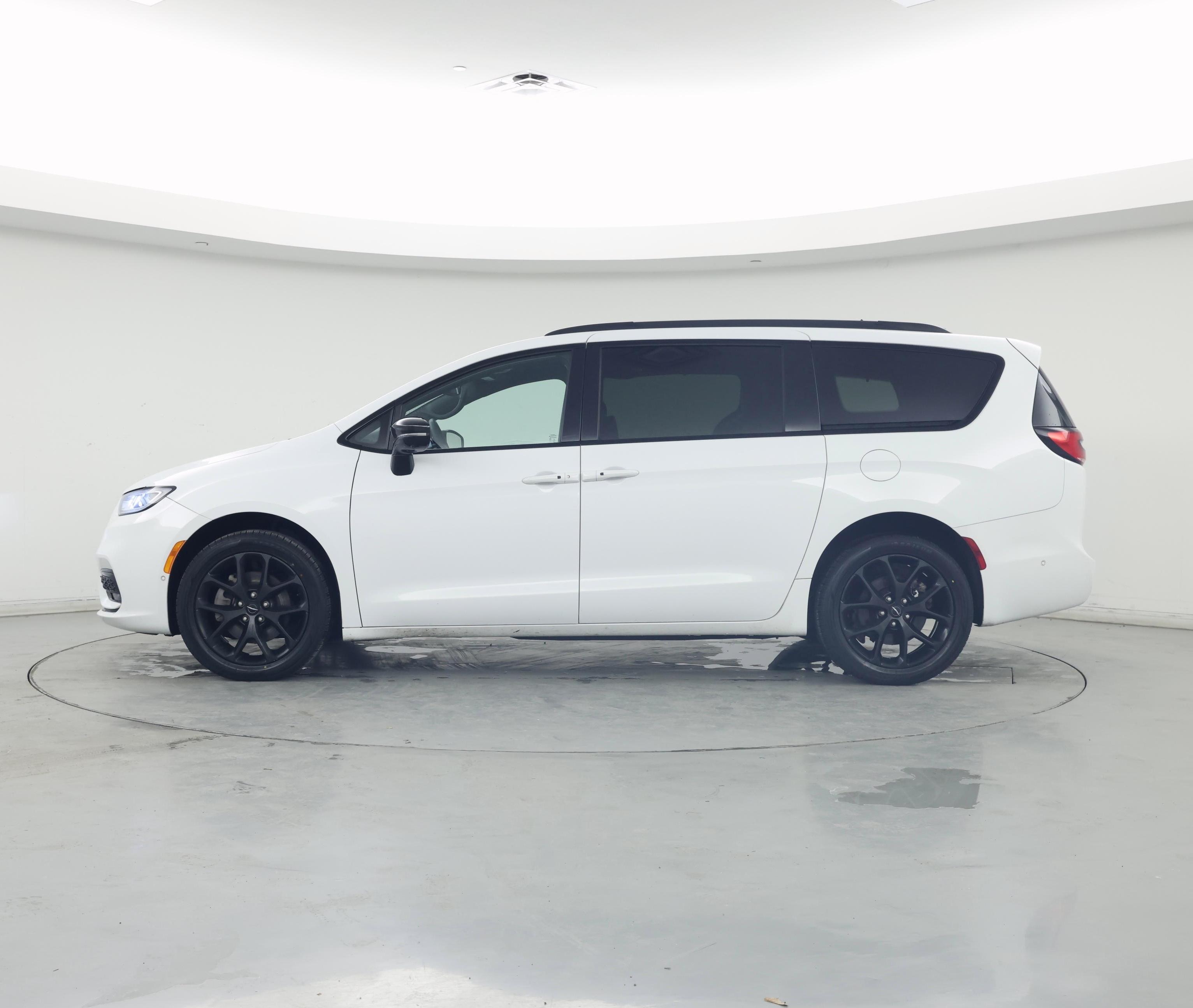 Thumbnail: 2023 Chrysler Pacifica - 3