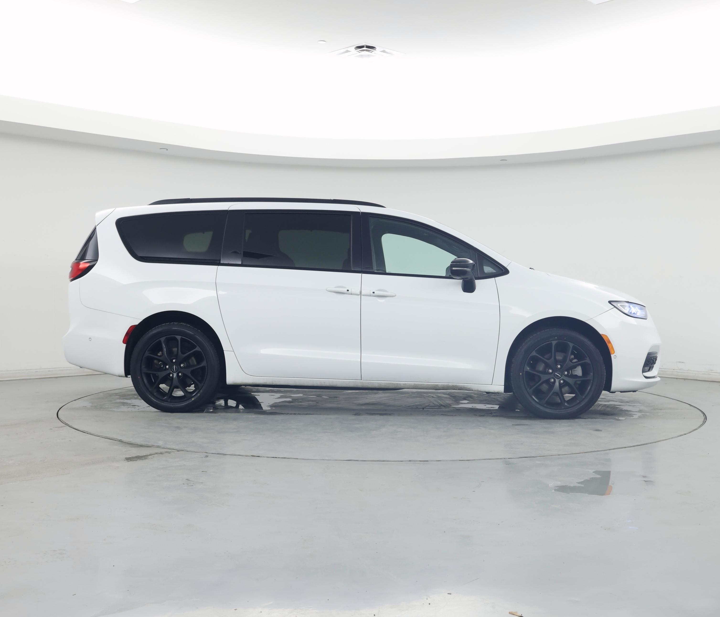 Thumbnail: 2023 Chrysler Pacifica - 7