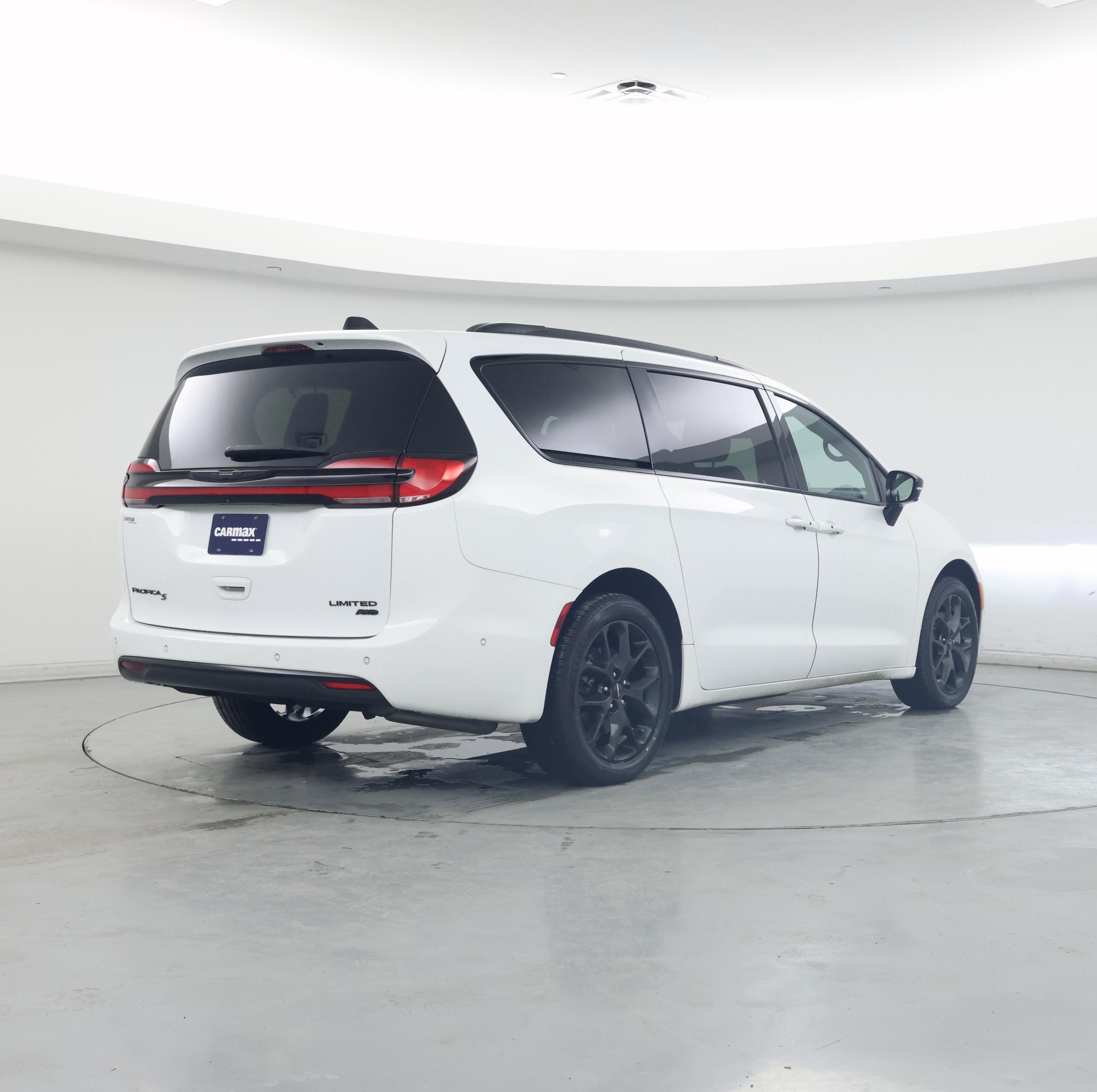 Thumbnail: 2023 Chrysler Pacifica - 8