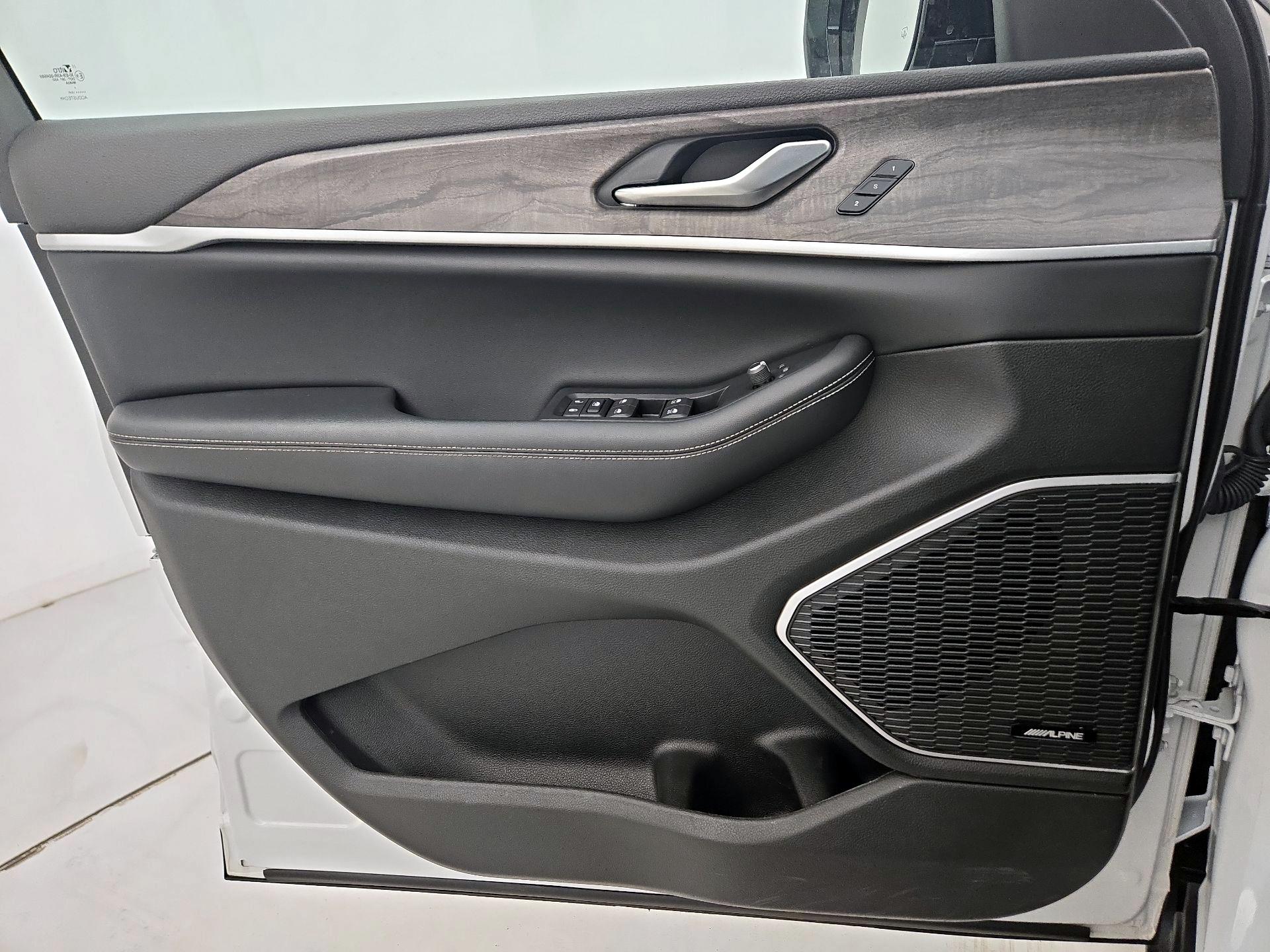 Thumbnail: 2023 Jeep Grand Cherokee - 12