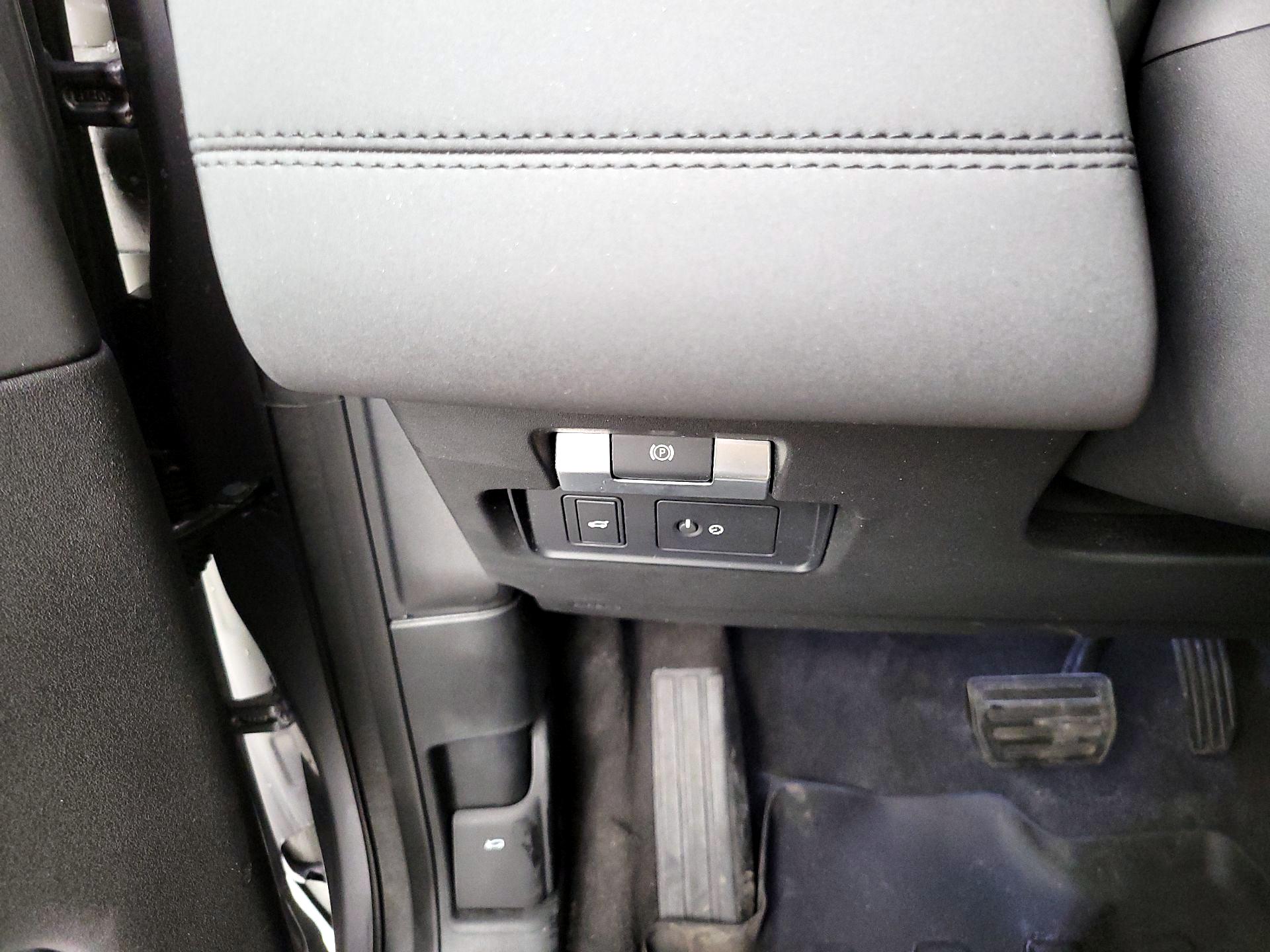 Thumbnail: 2021 Land Rover Discovery Sport - 13