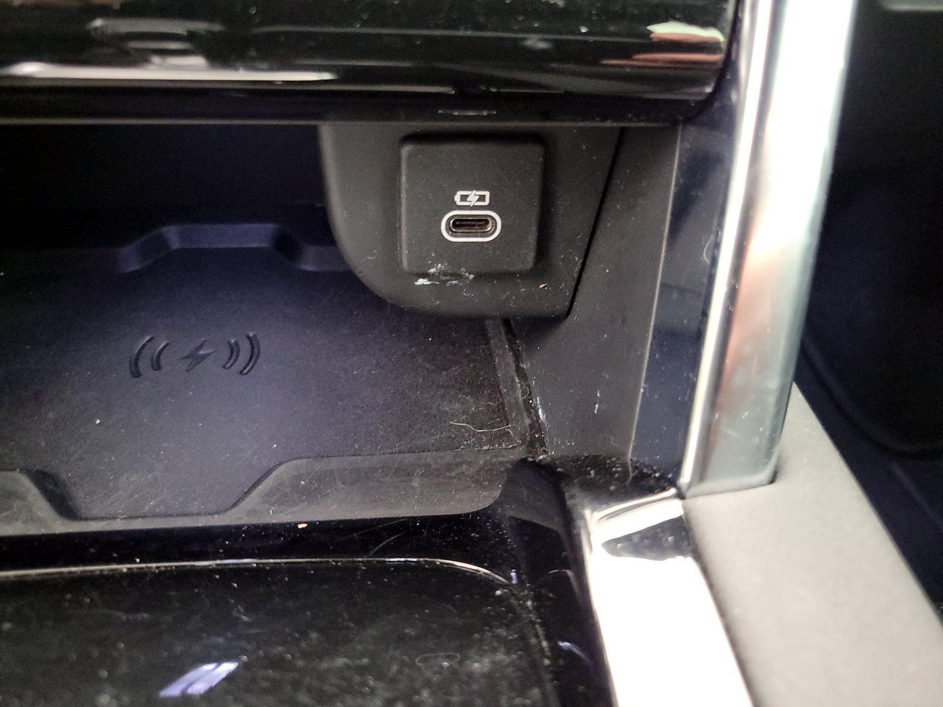 Thumbnail: 2021 Land Rover Discovery Sport - 19