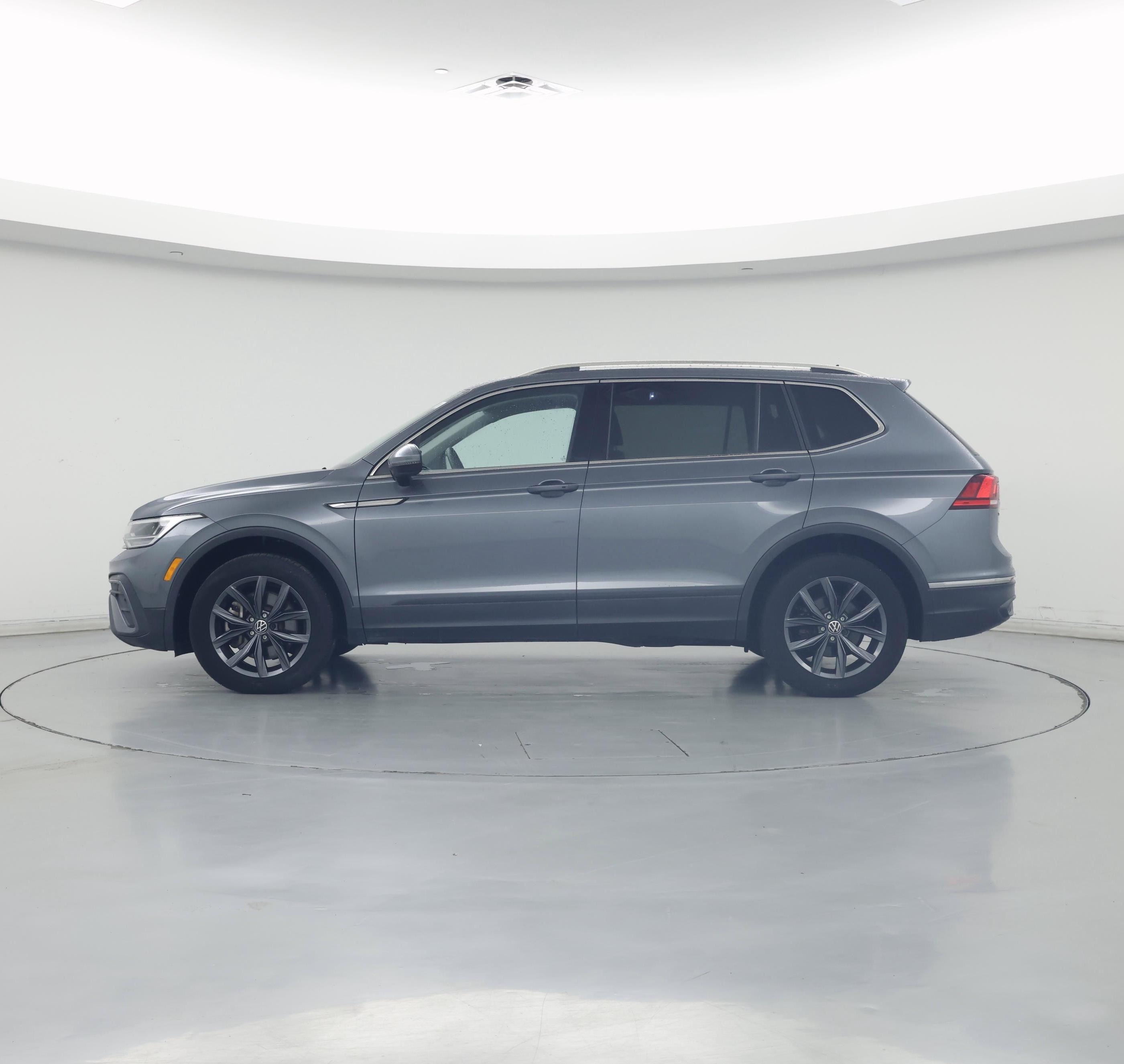 Thumbnail: 2023 Volkswagen Tiguan - 3