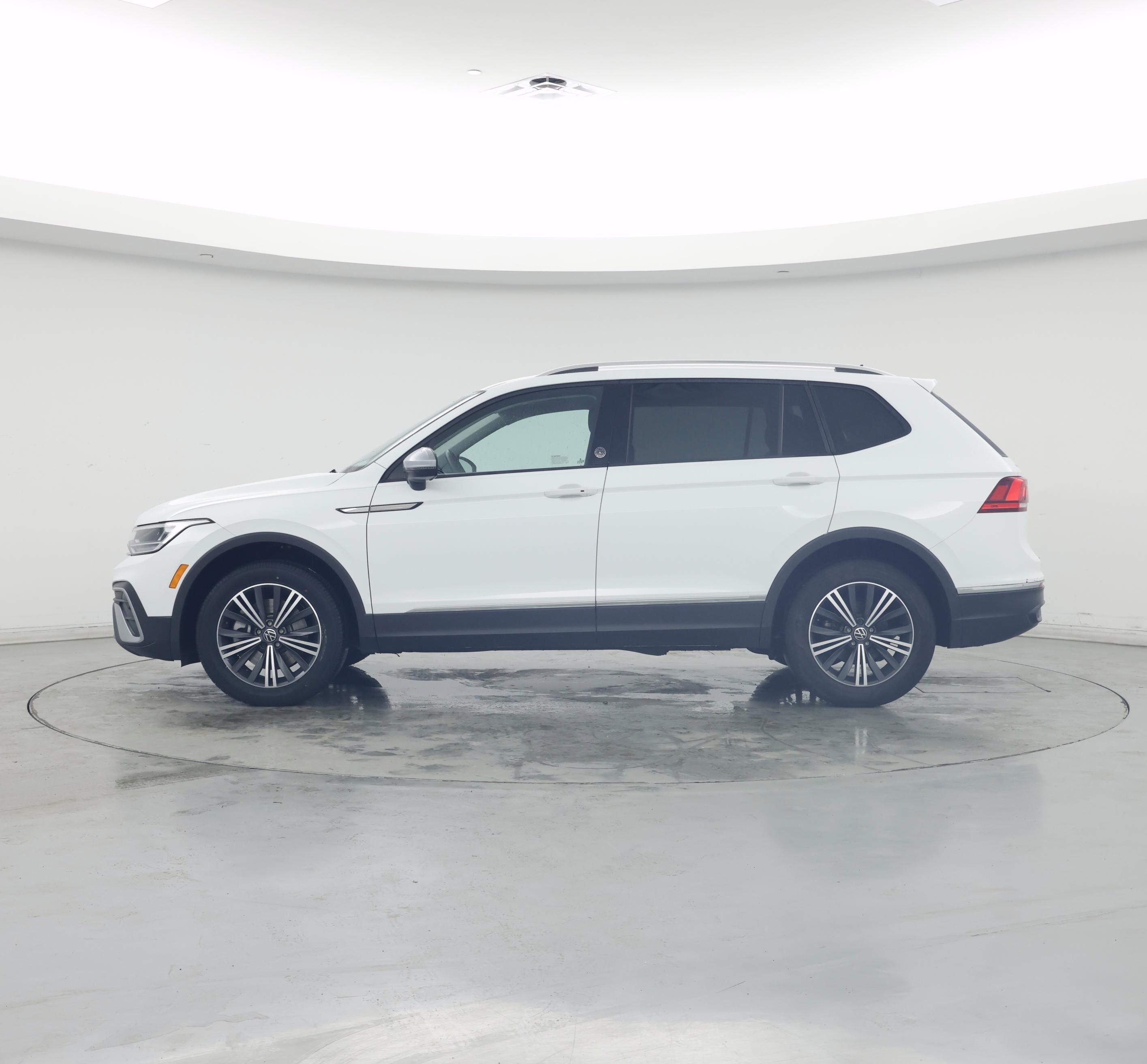 Thumbnail: 2024 Volkswagen Tiguan - 3