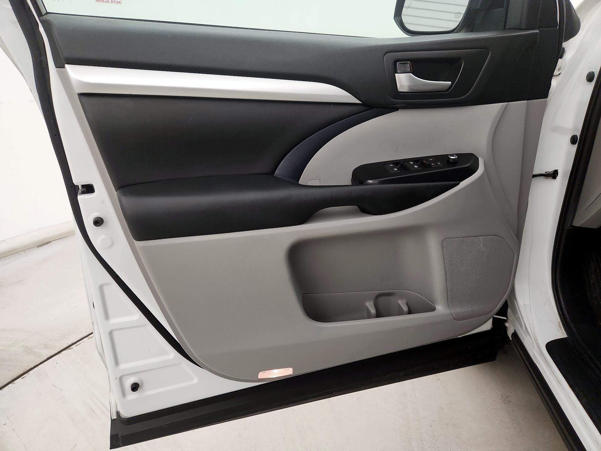 Thumbnail: 2019 Toyota Highlander - 12