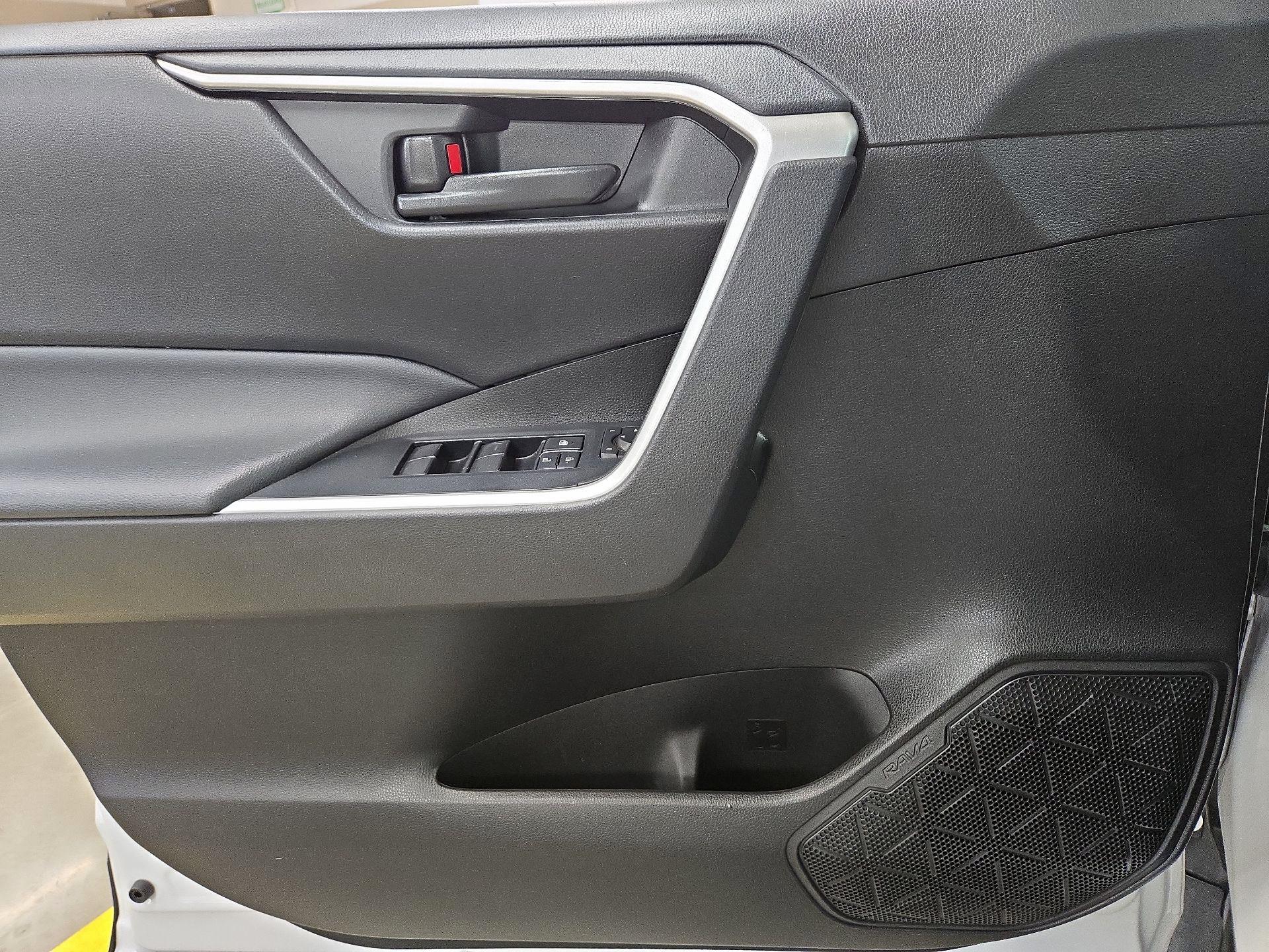 Thumbnail: 2022 Toyota RAV4 - 12