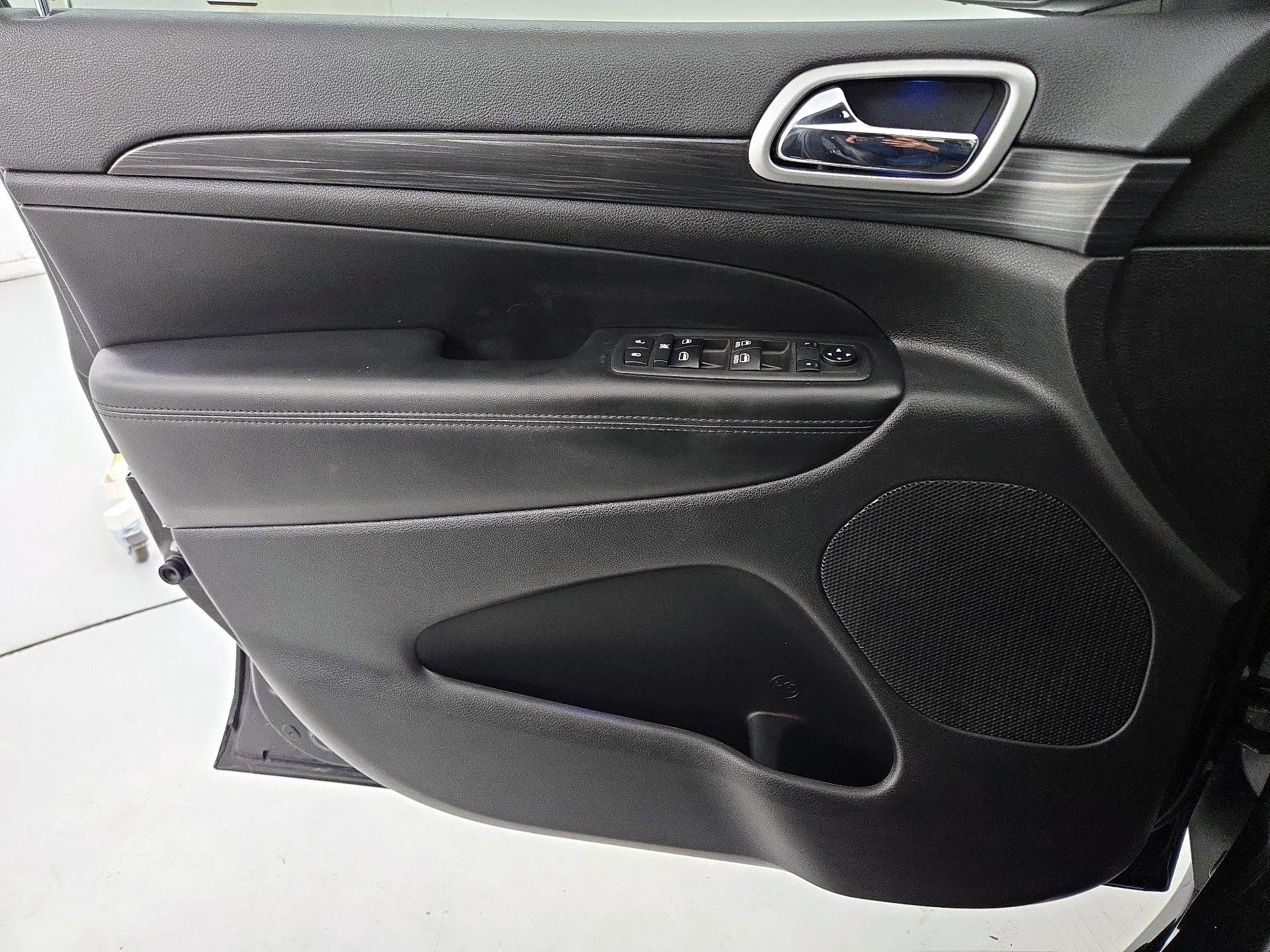 Thumbnail: 2019 Jeep Grand Cherokee - 12