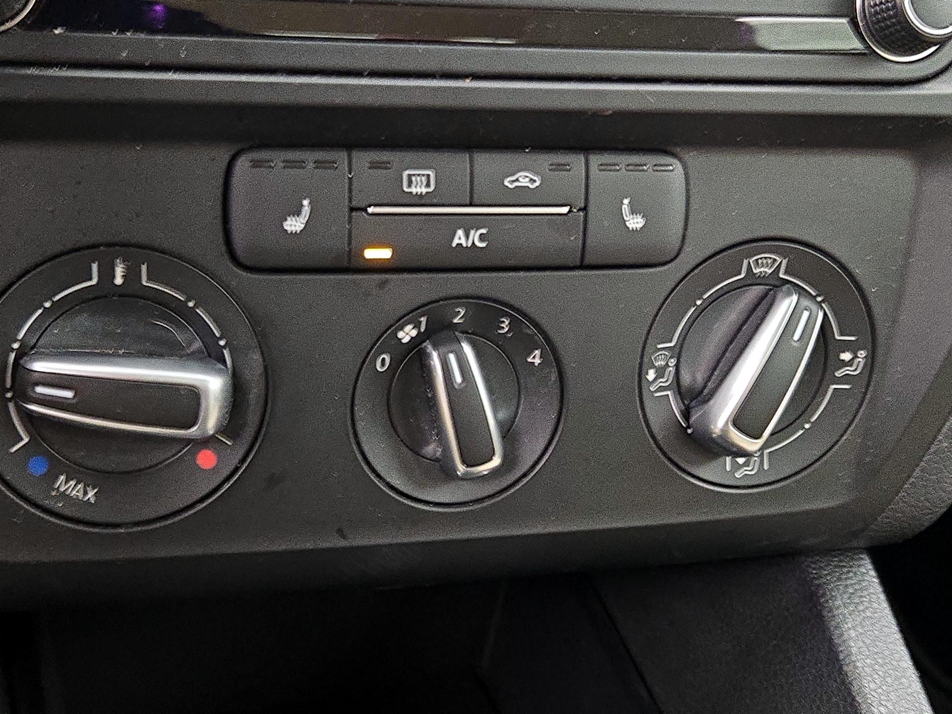 Thumbnail: 2018 Volkswagen Jetta - 16