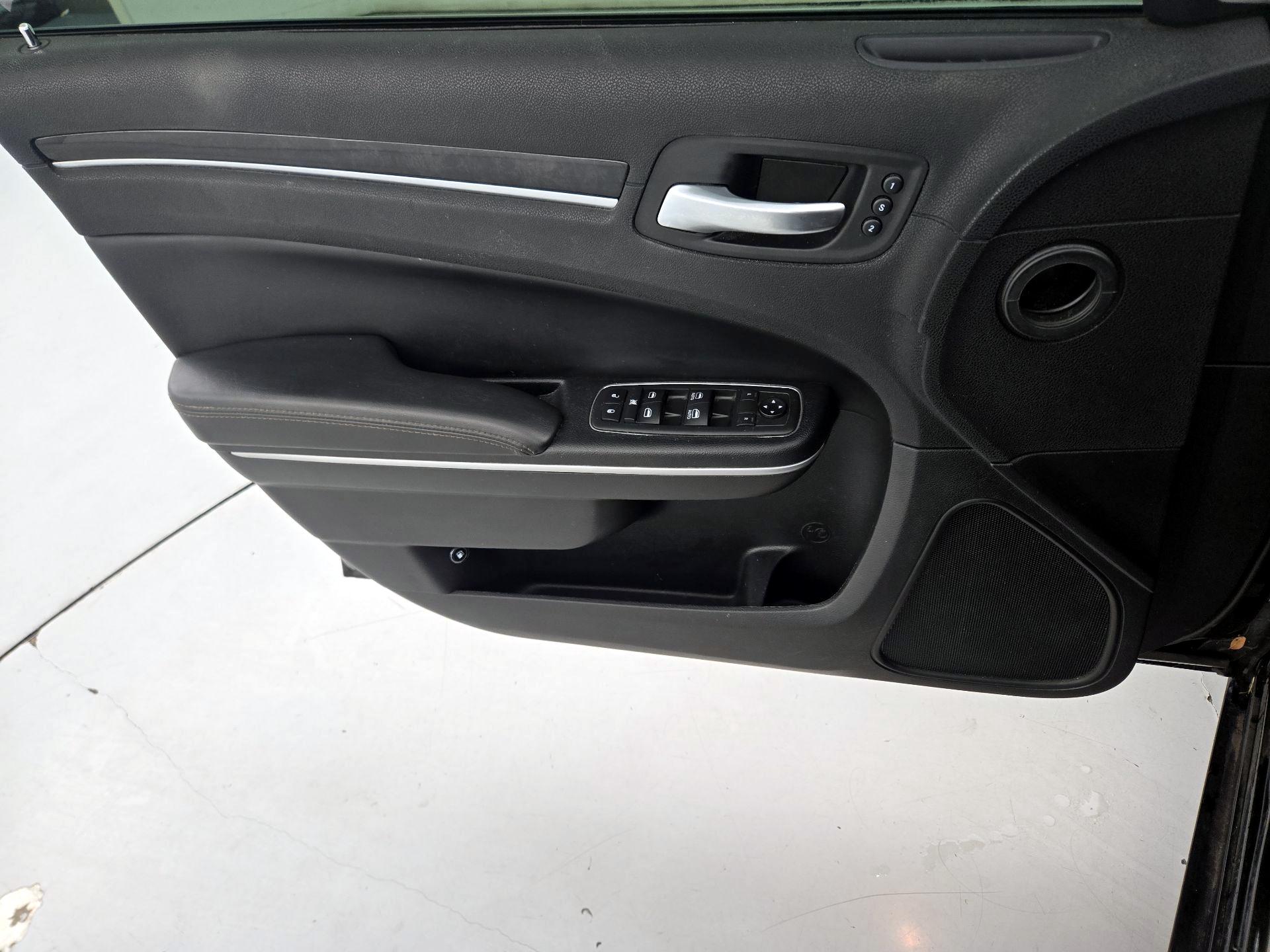 Thumbnail: 2019 Chrysler 300 - 12