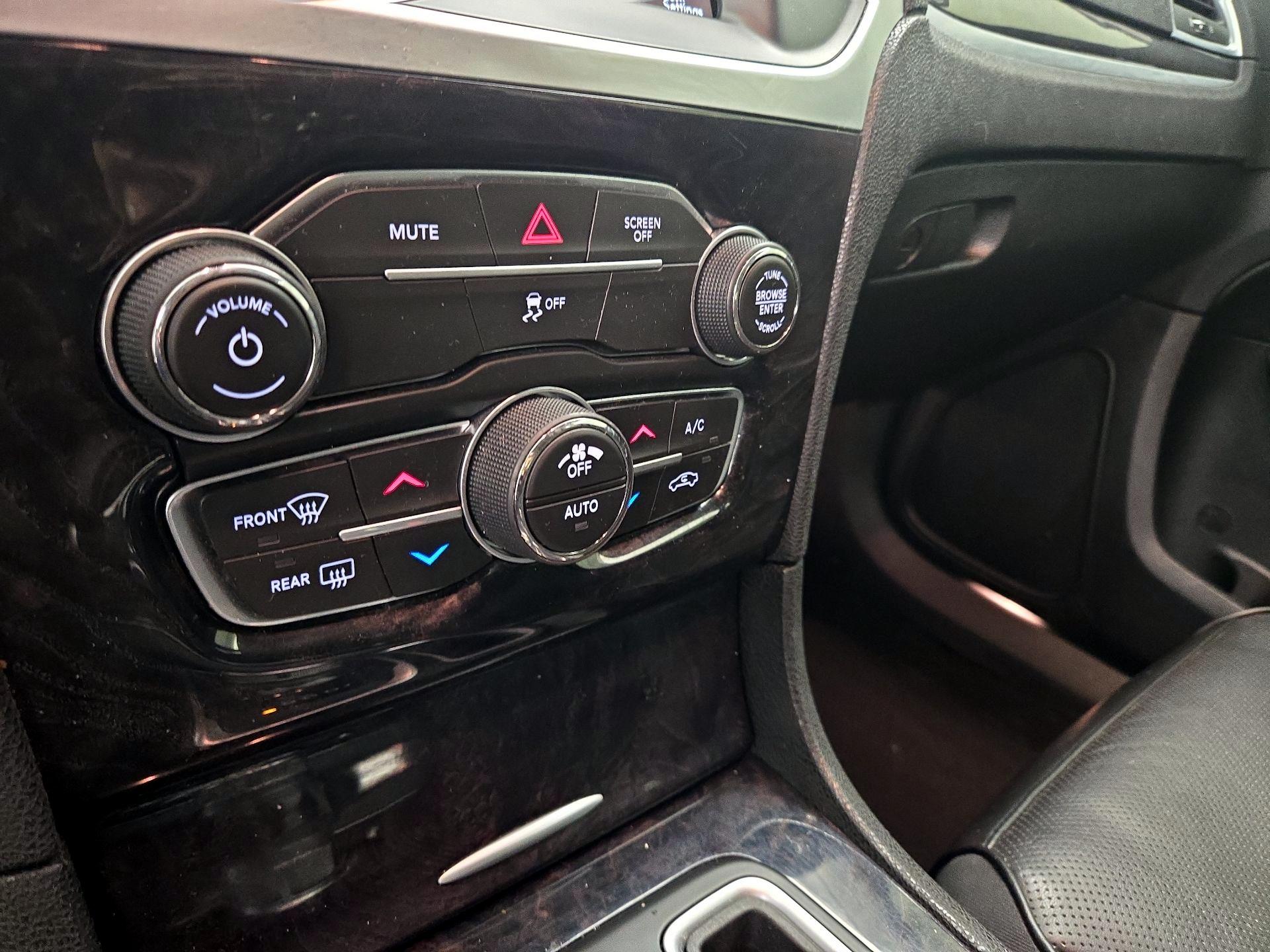 Thumbnail: 2019 Chrysler 300 - 16