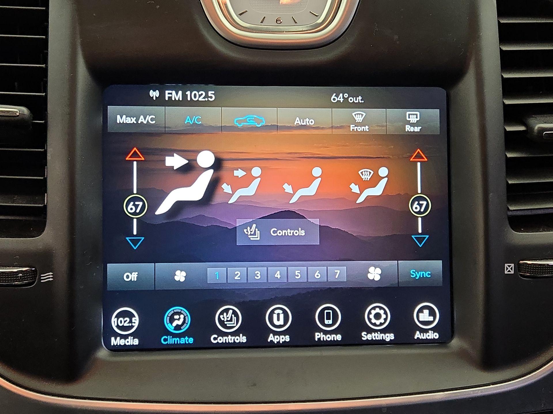 Thumbnail: 2022 Chrysler 300 - 16