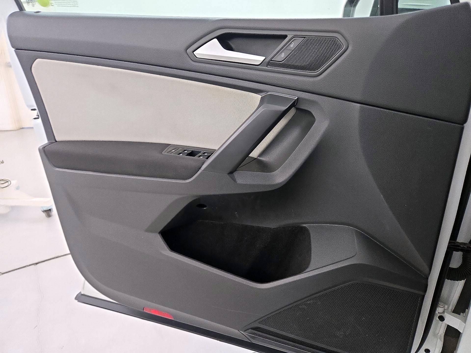 Thumbnail: 2021 Volkswagen Tiguan - 12