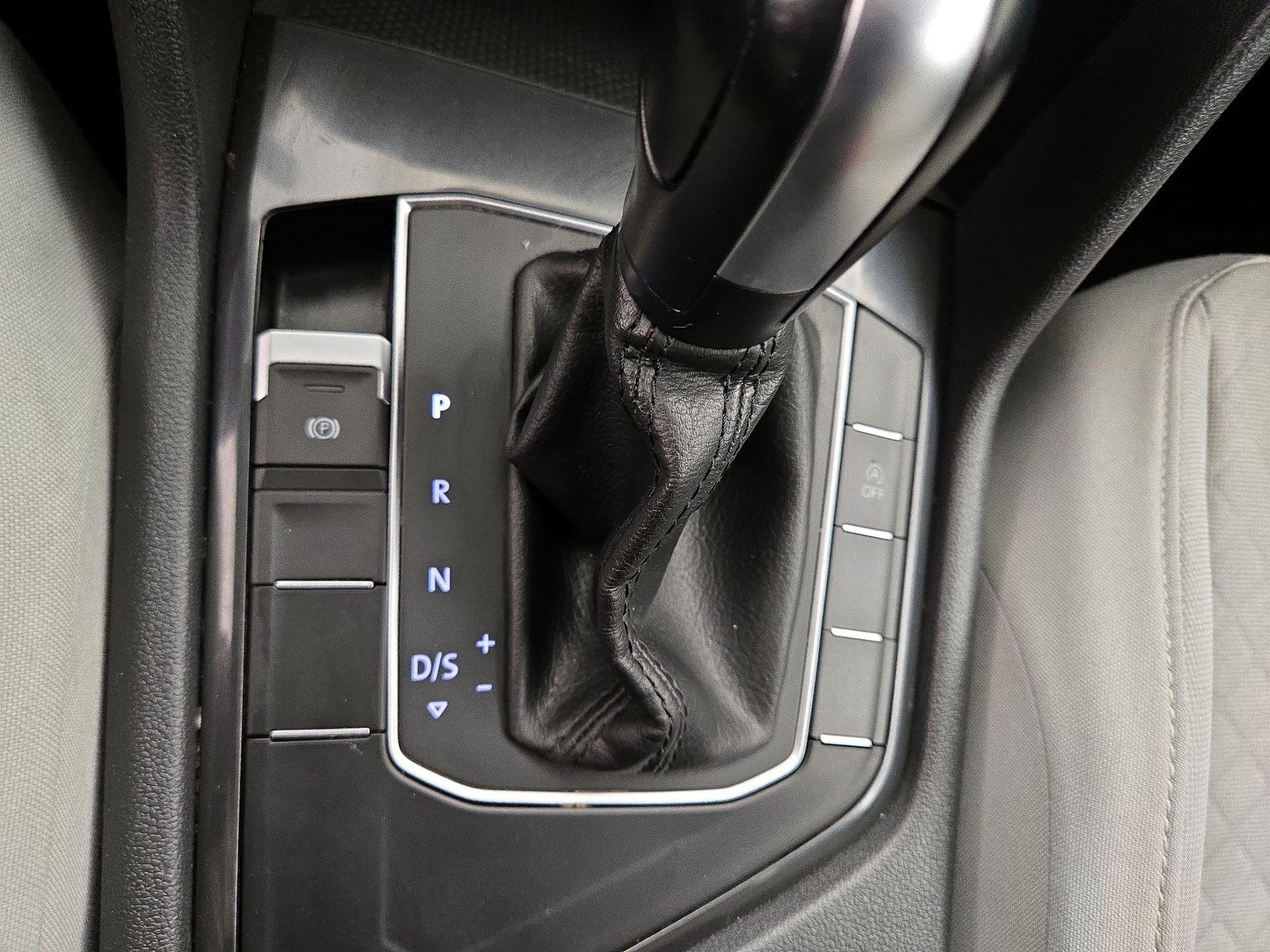 Thumbnail: 2021 Volkswagen Tiguan - 17