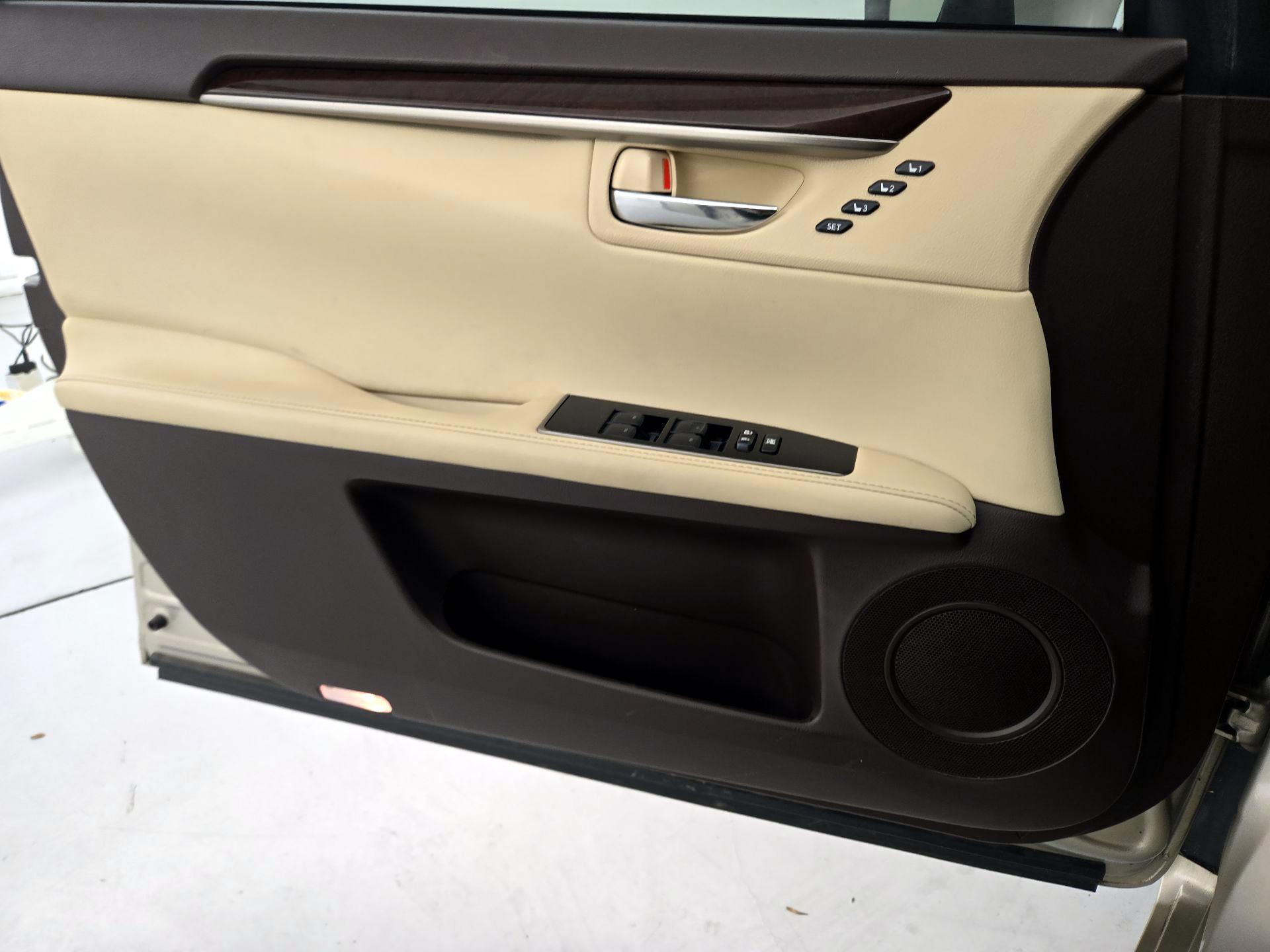 Thumbnail: 2017 Lexus ES - 12