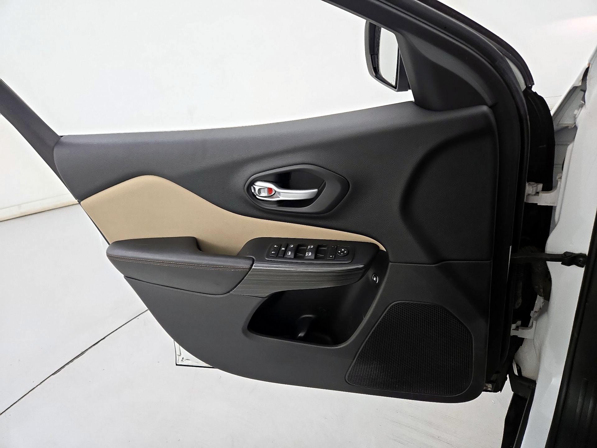 Thumbnail: 2016 Jeep Cherokee - 12