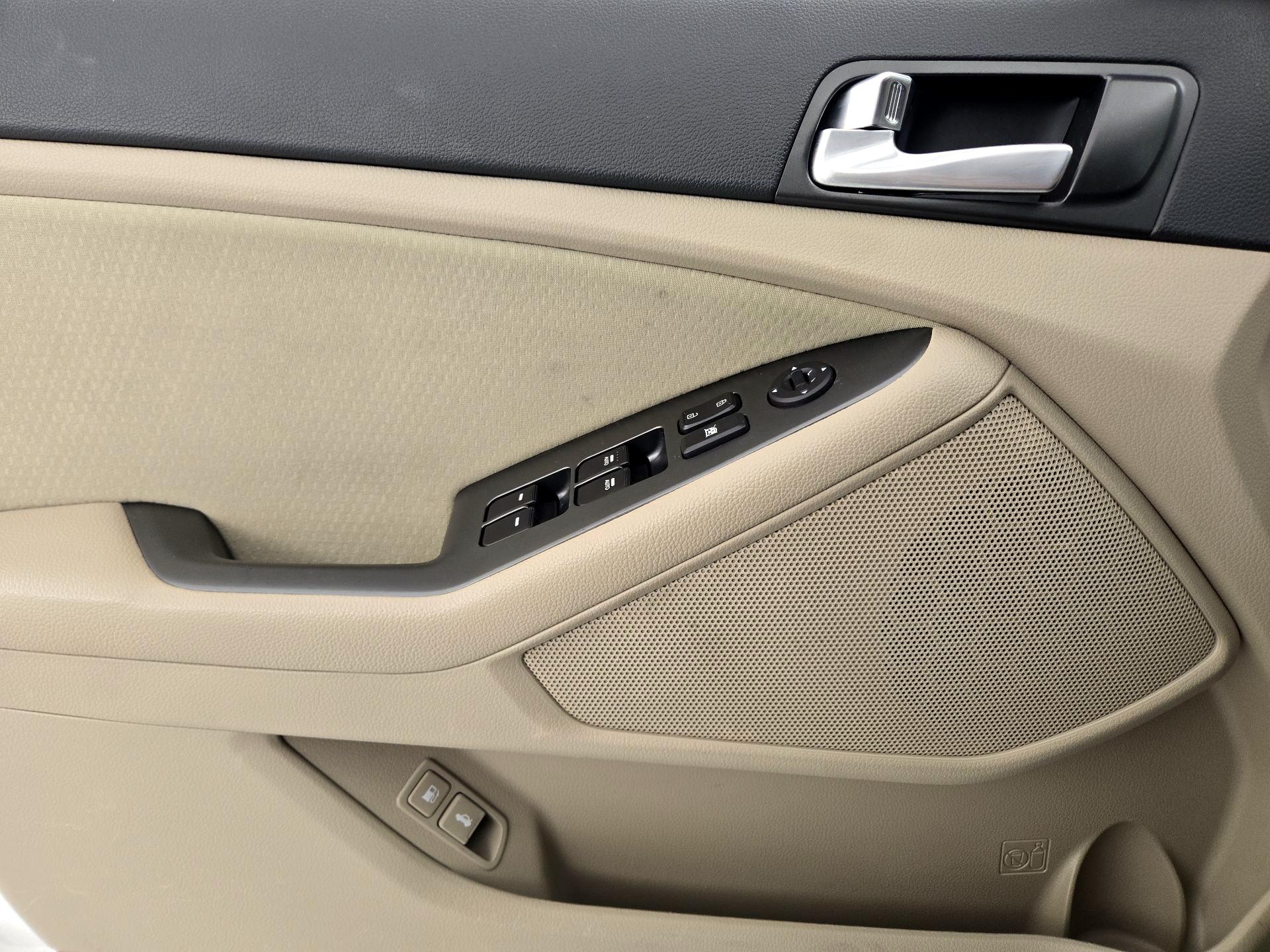 Thumbnail: 2015 Kia Optima - 12