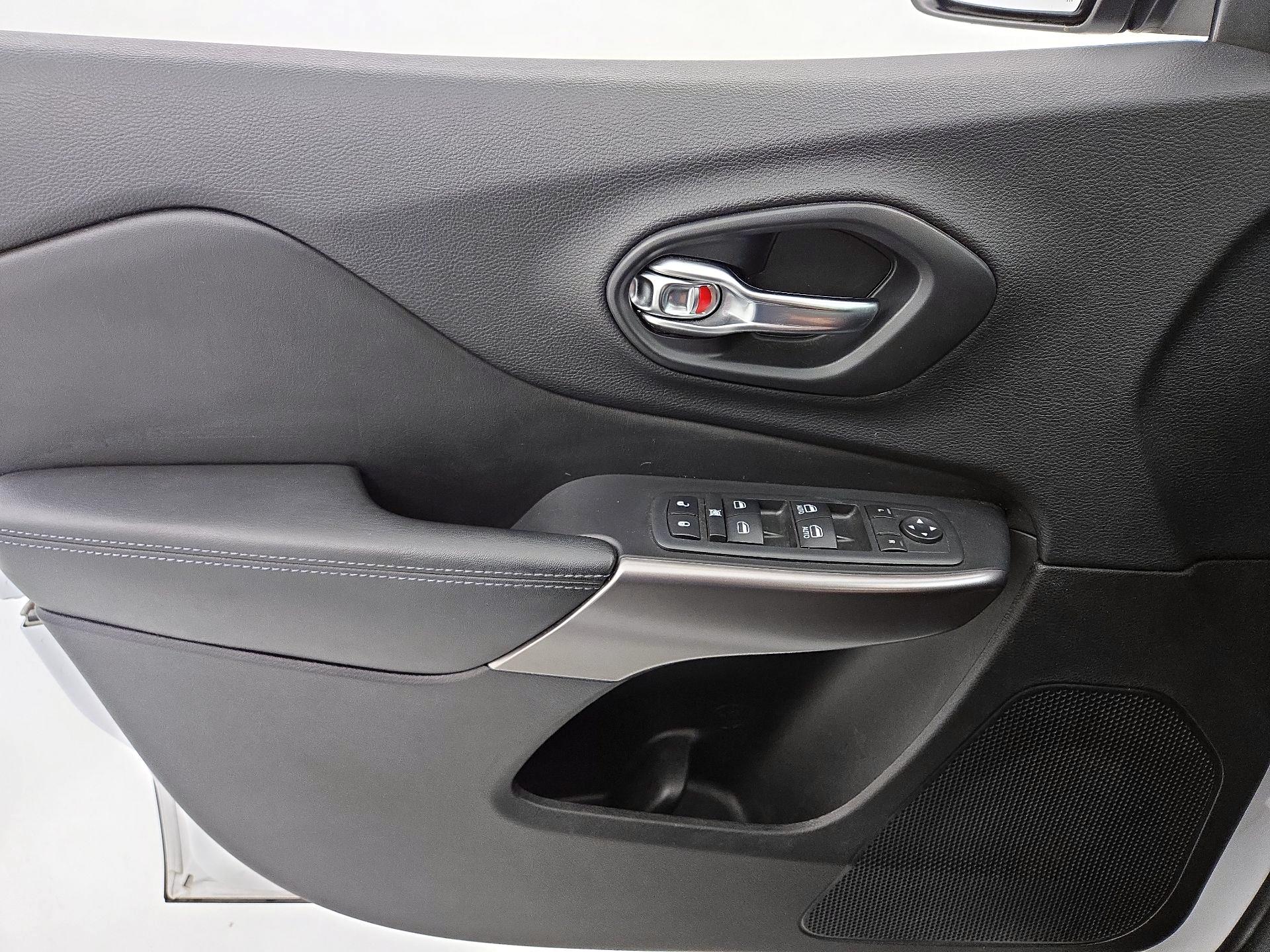 Thumbnail: 2020 Jeep Cherokee - 12