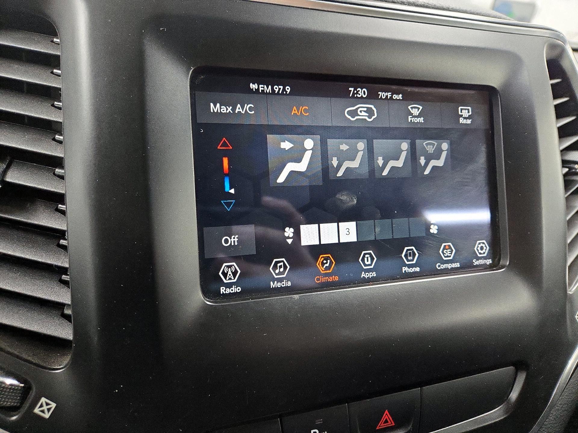 Thumbnail: 2020 Jeep Cherokee - 15