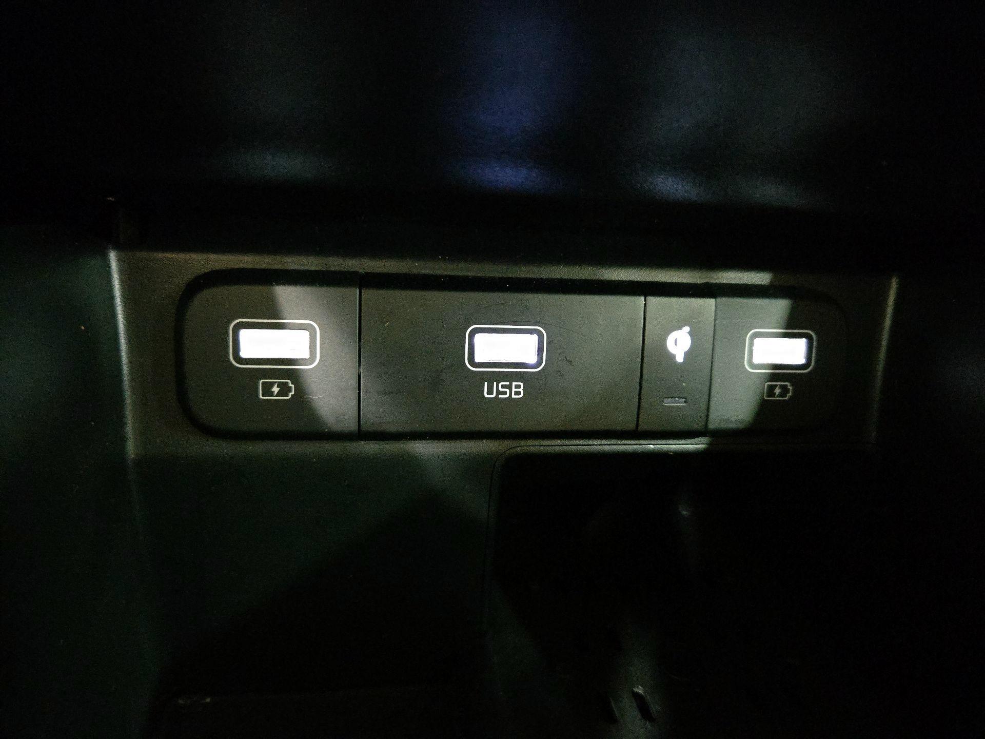 Thumbnail: 2023 Kia Sorento - 18