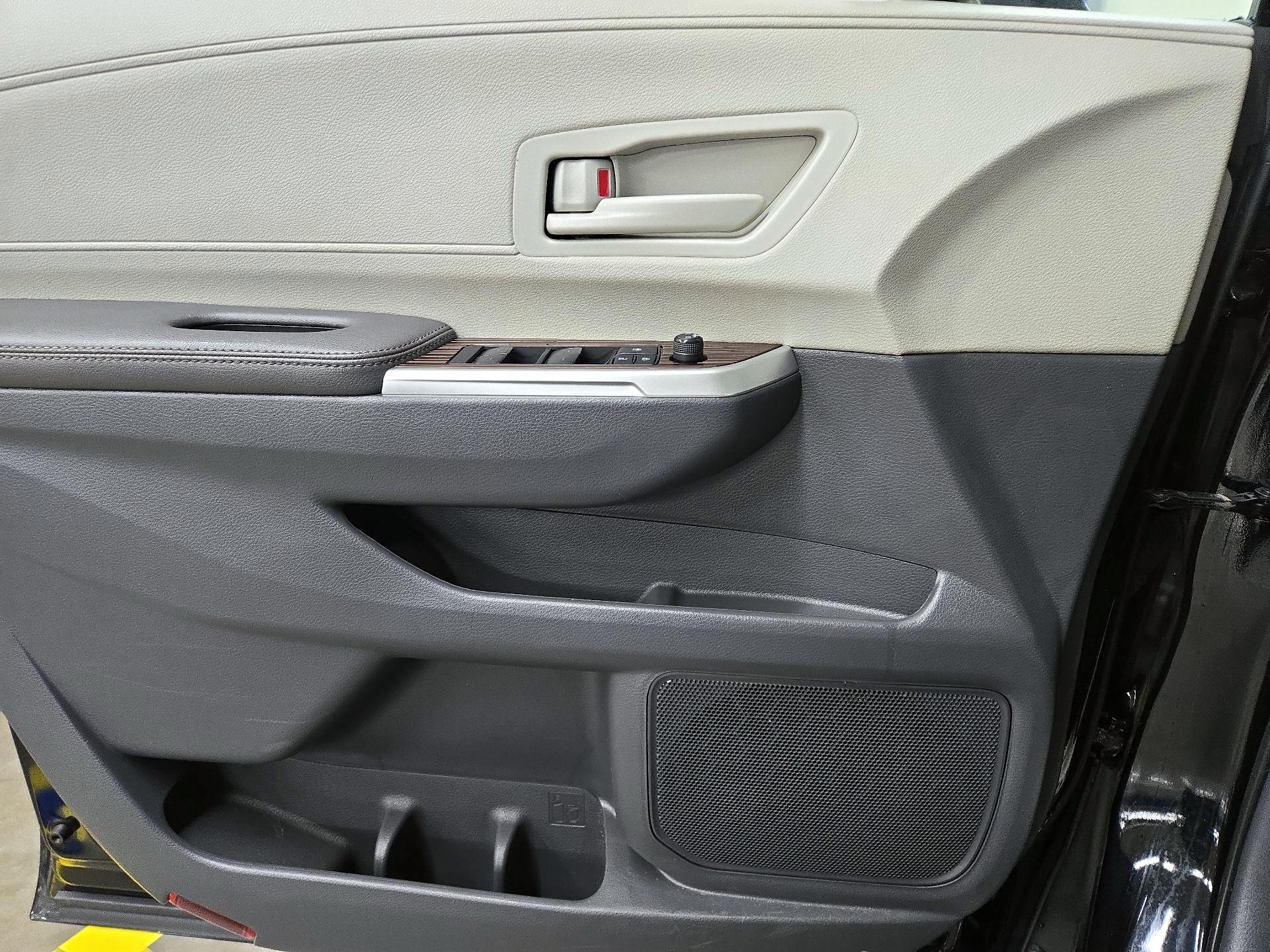 Thumbnail: 2024 Toyota Sienna - 12