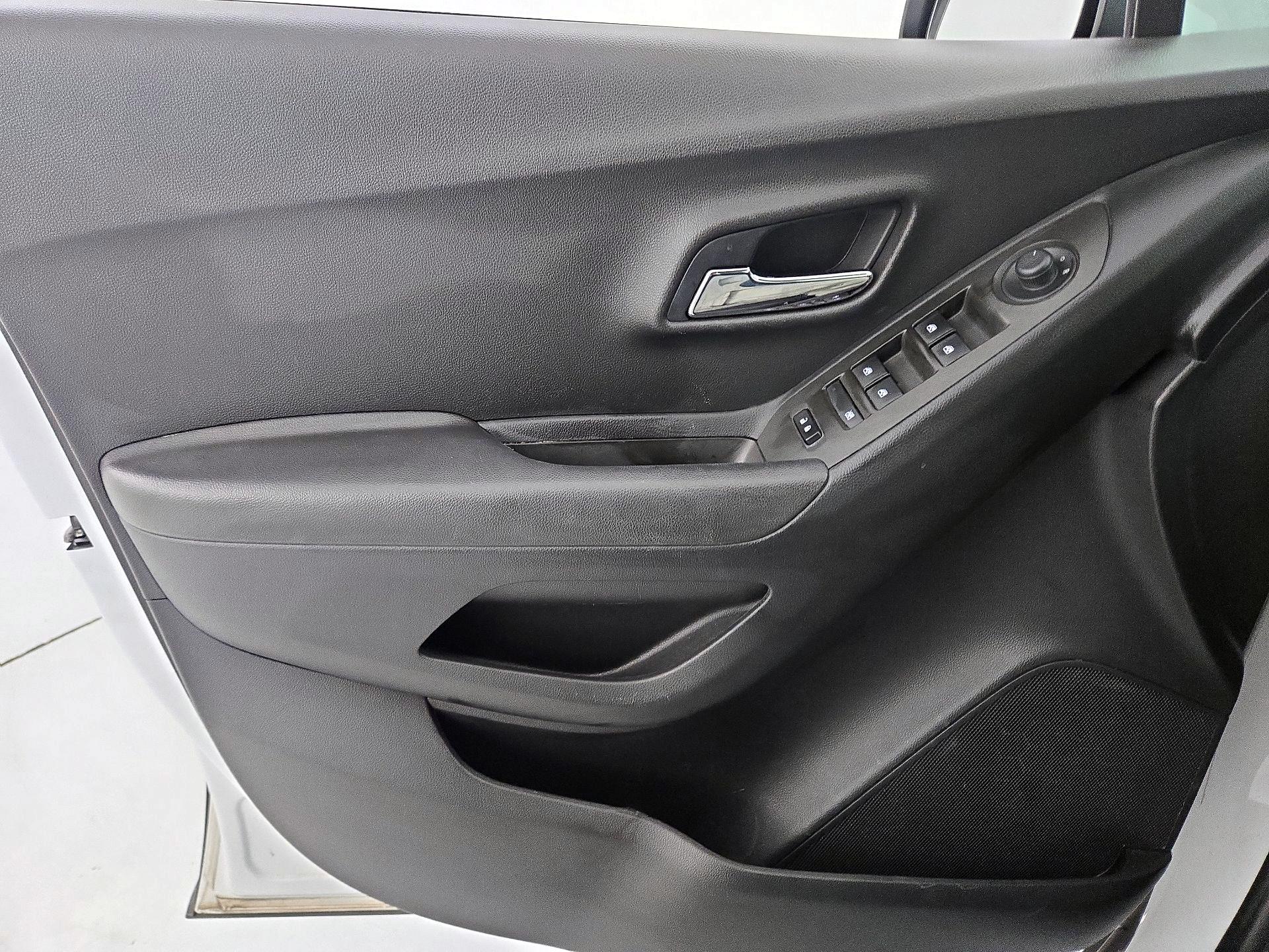 Thumbnail: 2017 Chevrolet Trax - 12