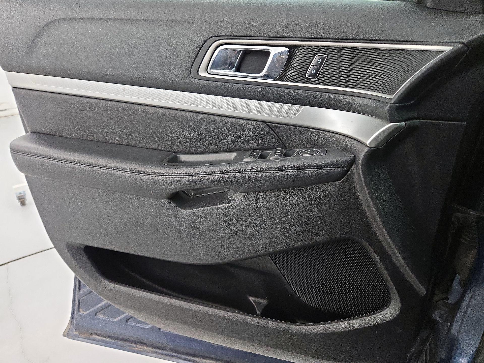 Thumbnail: 2016 Ford Explorer - 12