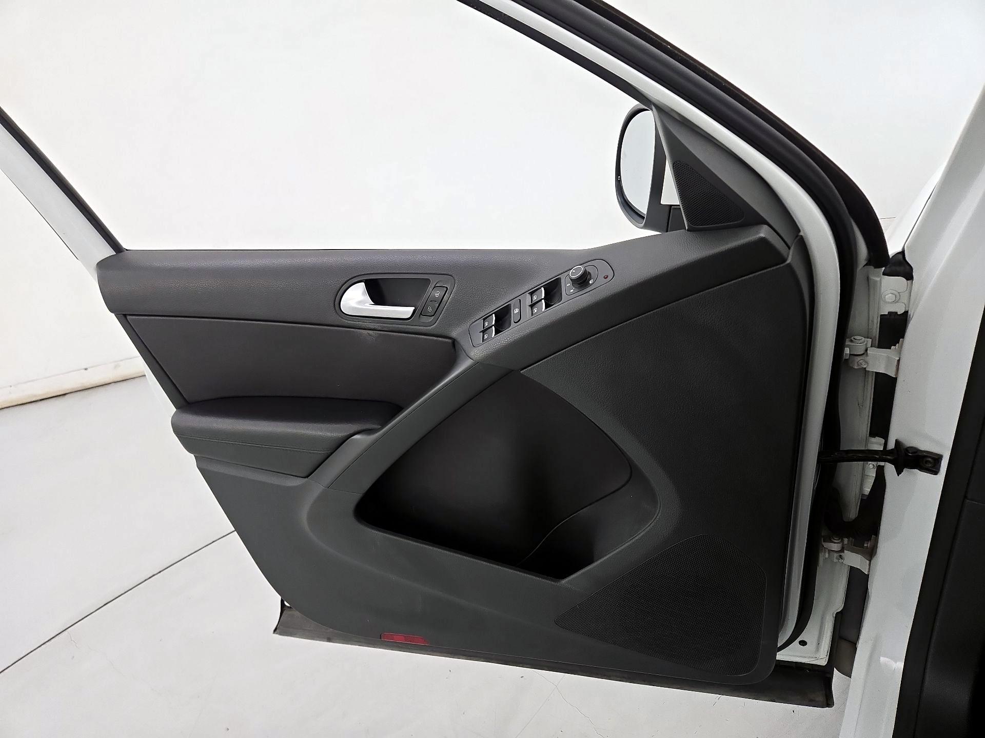 Thumbnail: 2016 Volkswagen Tiguan - 12