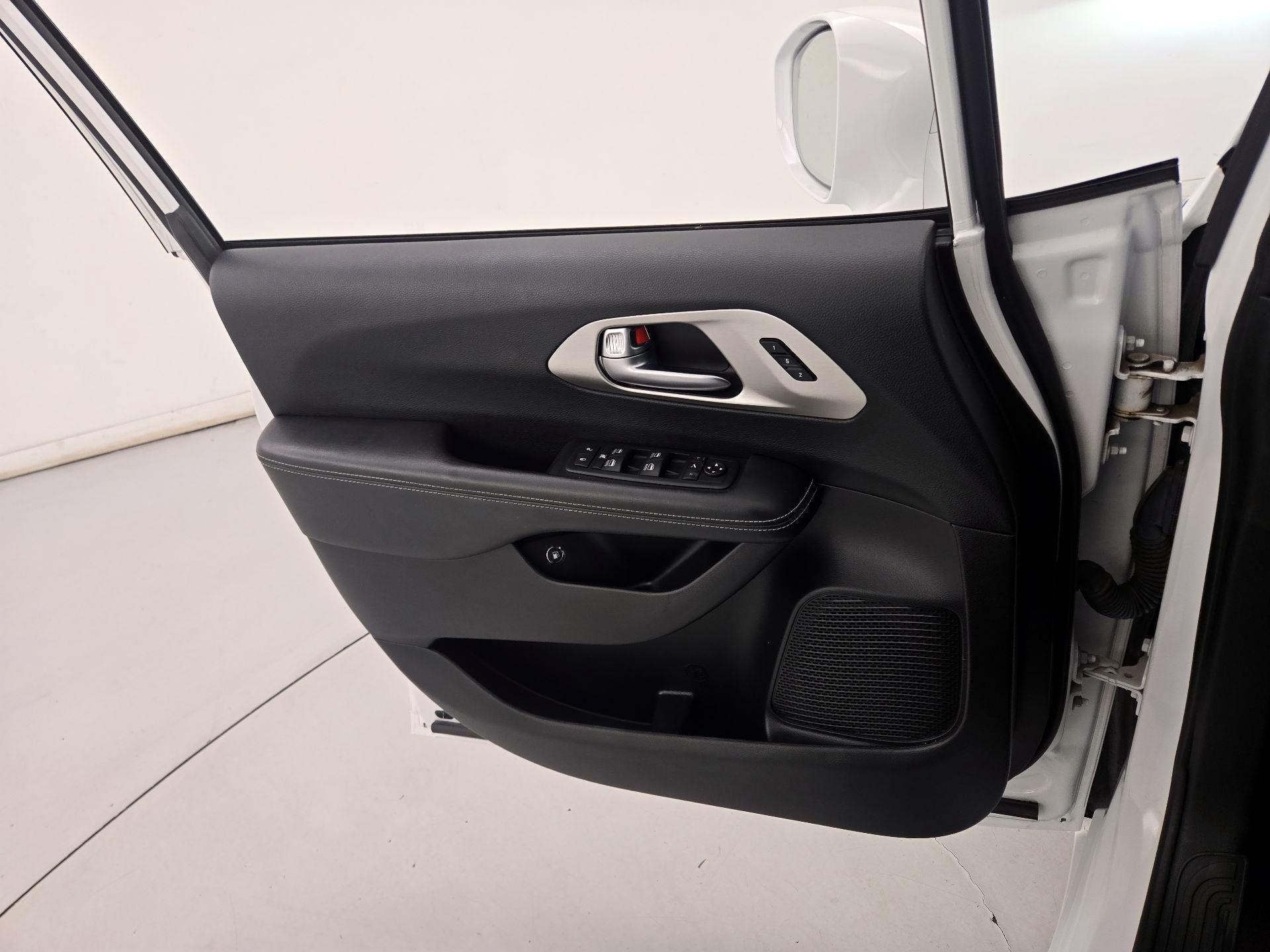 Thumbnail: 2021 Chrysler Pacifica - 12