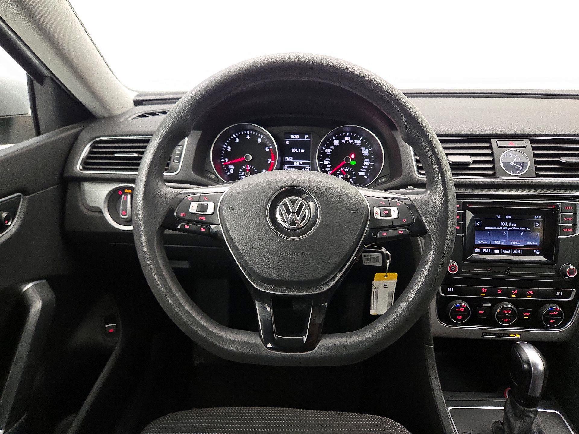 Thumbnail: 2017 Volkswagen Passat - 10