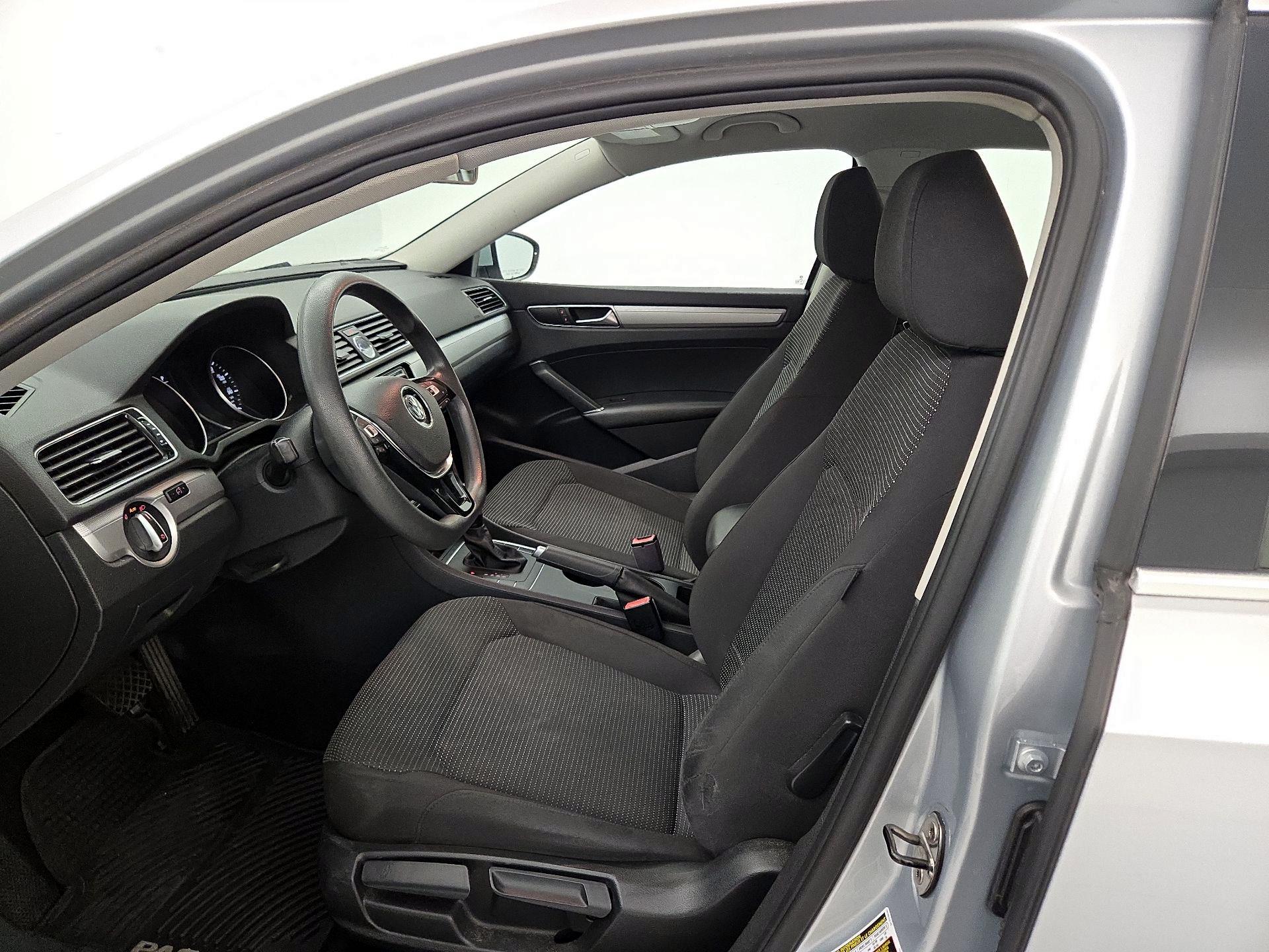 Thumbnail: 2017 Volkswagen Passat - 11