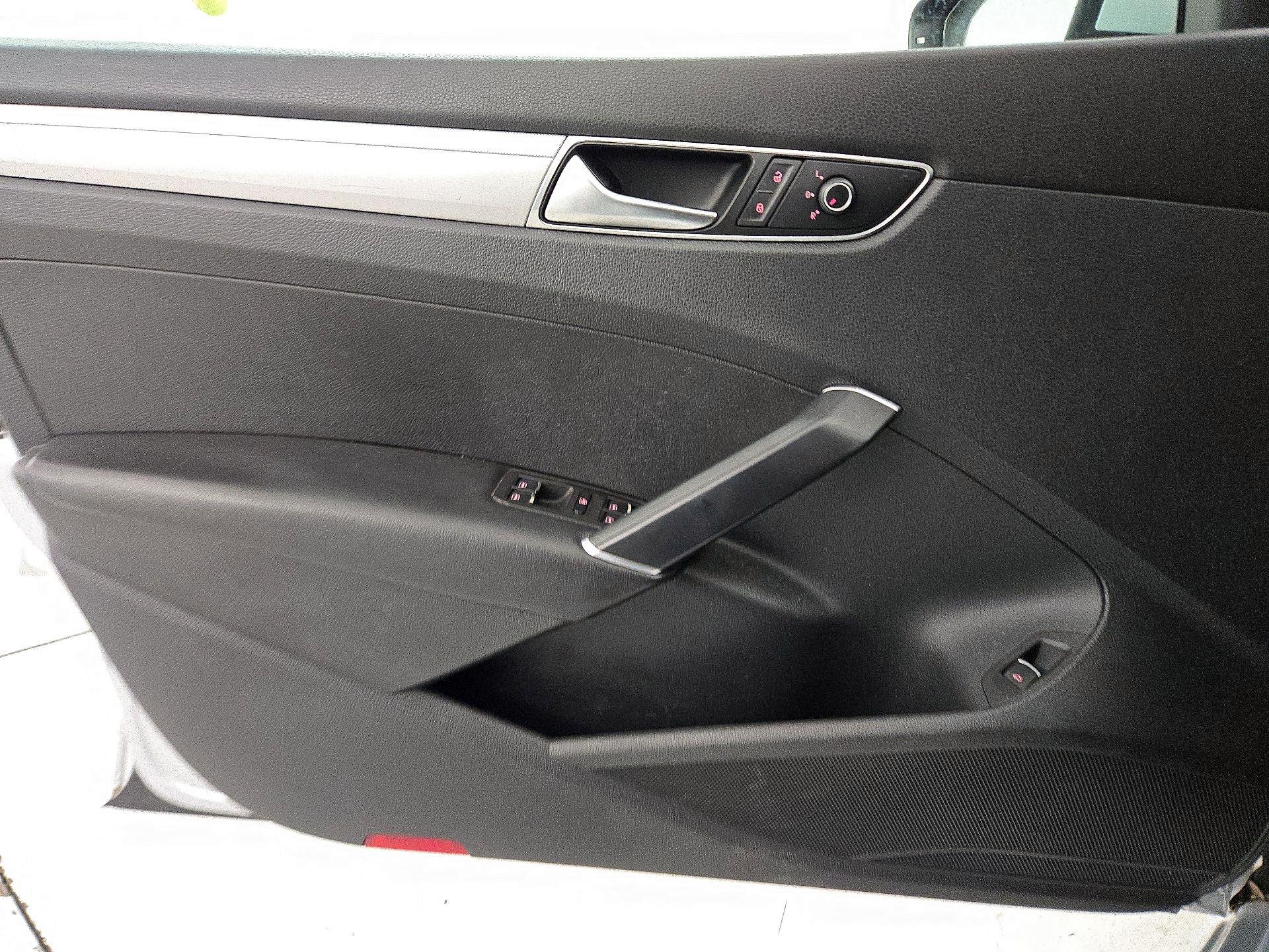 Thumbnail: 2017 Volkswagen Passat - 12