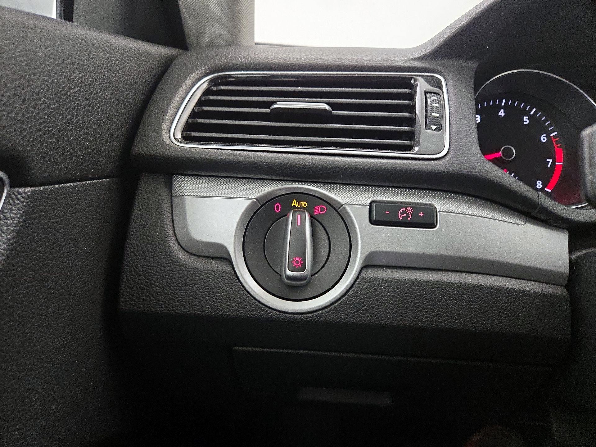 Thumbnail: 2017 Volkswagen Passat - 13