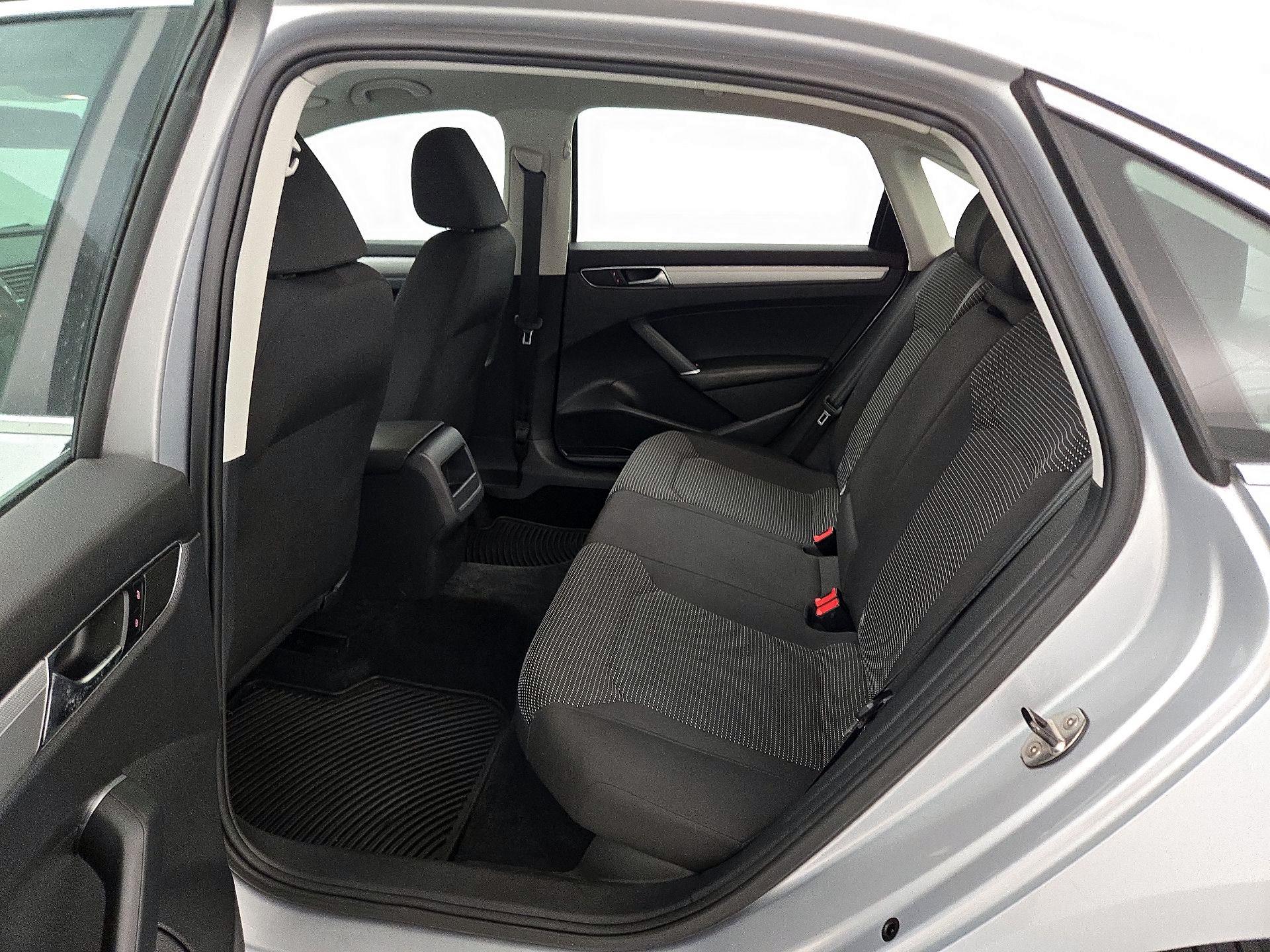 Thumbnail: 2017 Volkswagen Passat - 19