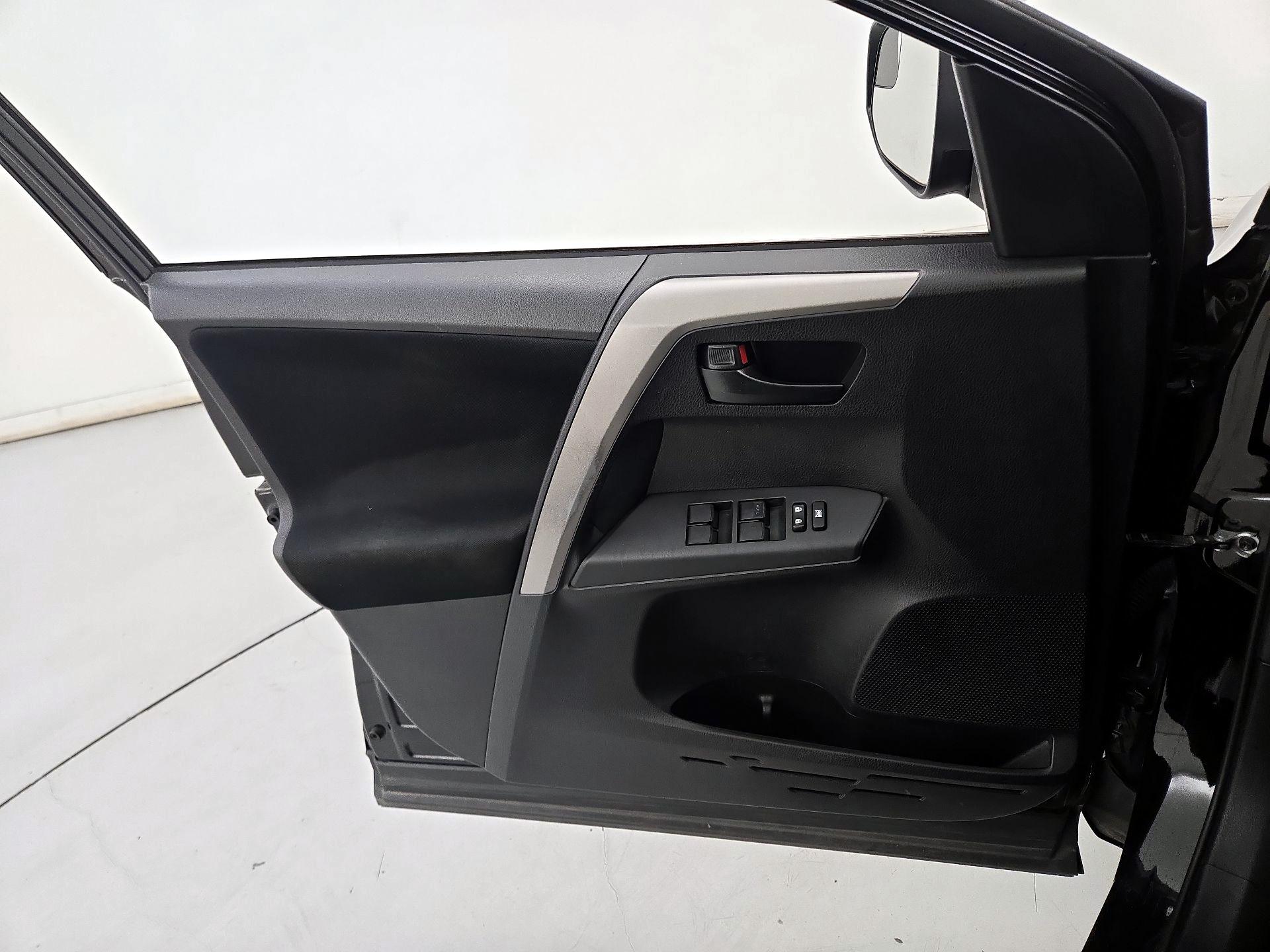 Thumbnail: 2016 Toyota RAV4 - 12