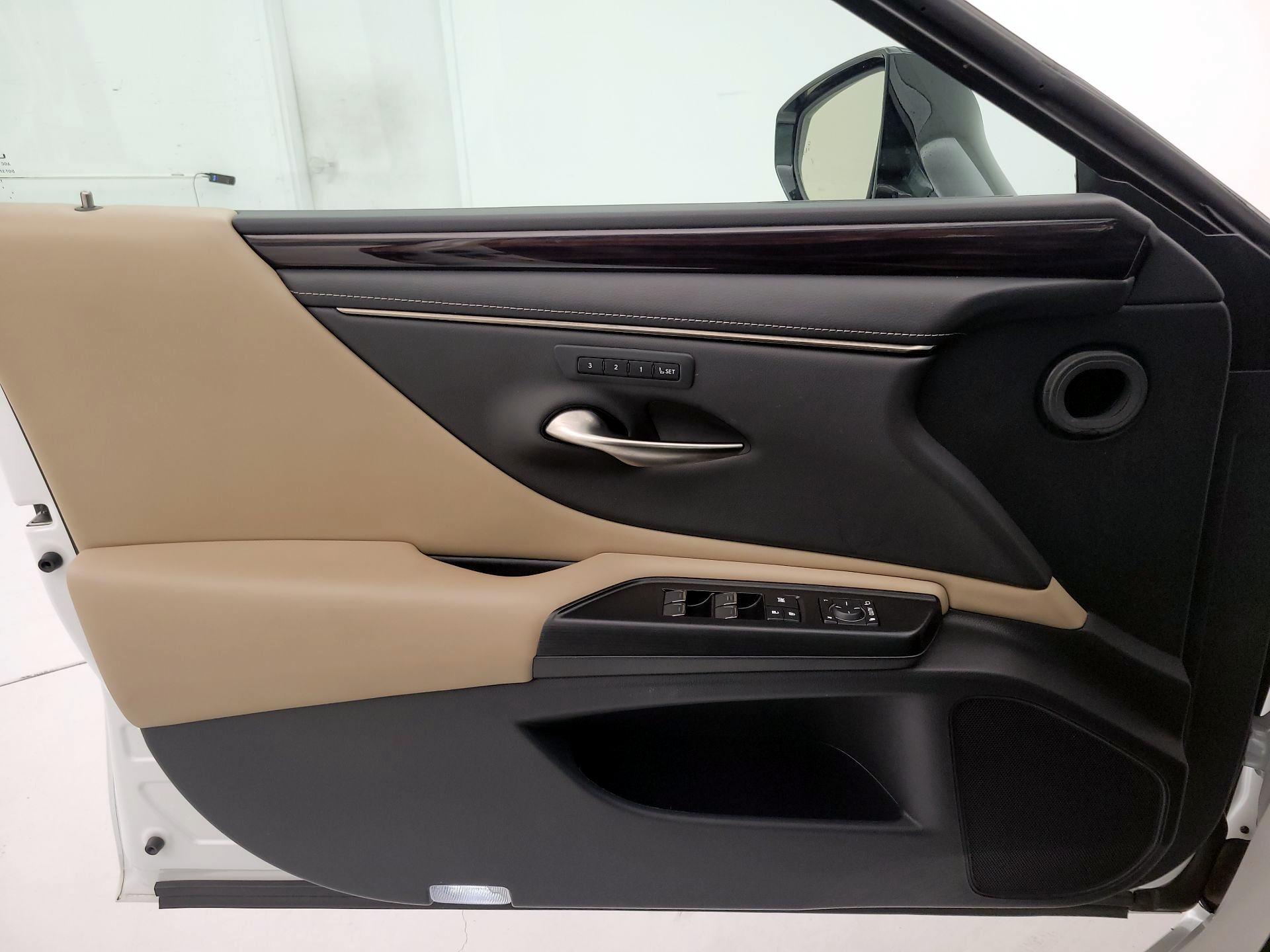 Thumbnail: 2021 Lexus ES - 12