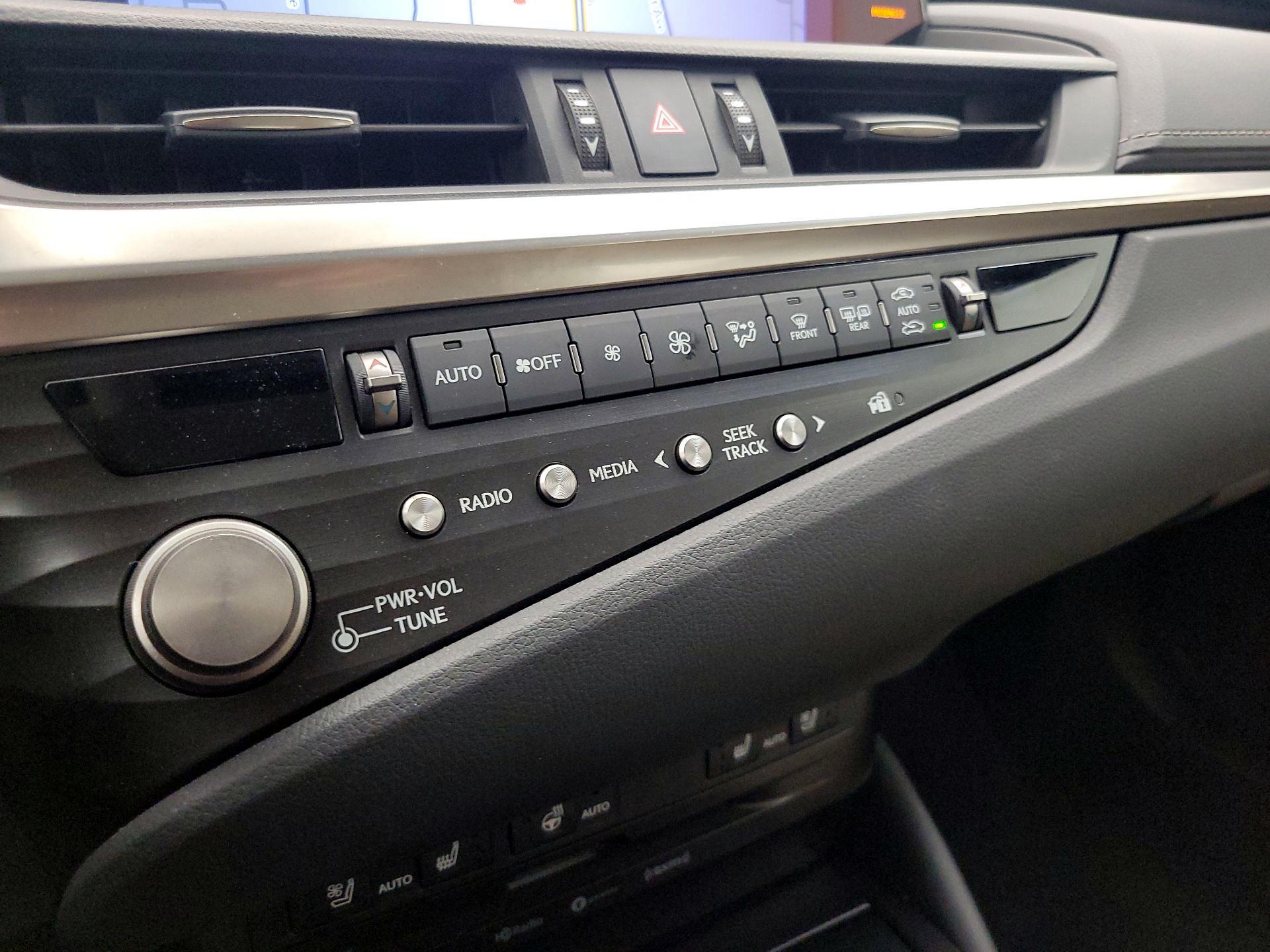 Thumbnail: 2021 Lexus ES - 17