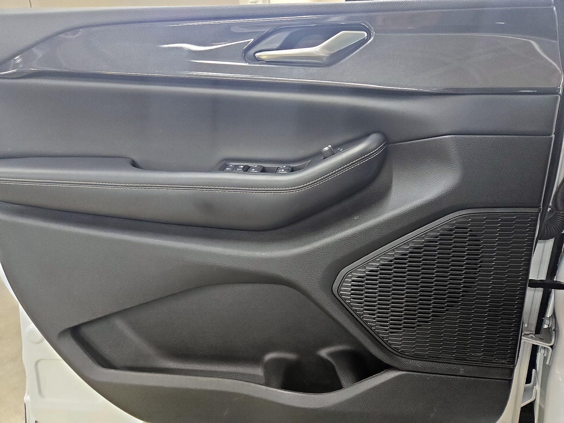 Thumbnail: 2023 Jeep Grand Cherokee - 12