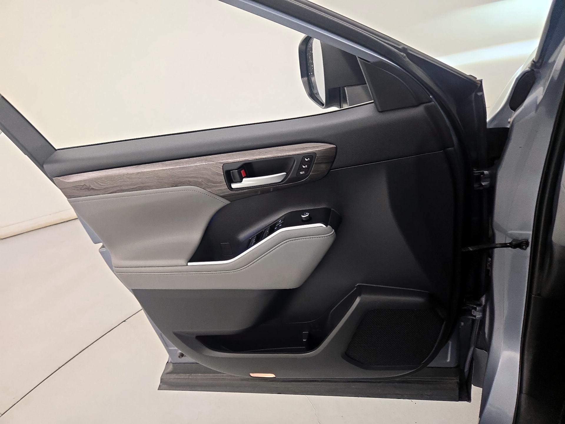 Thumbnail: 2020 Toyota Highlander - 12