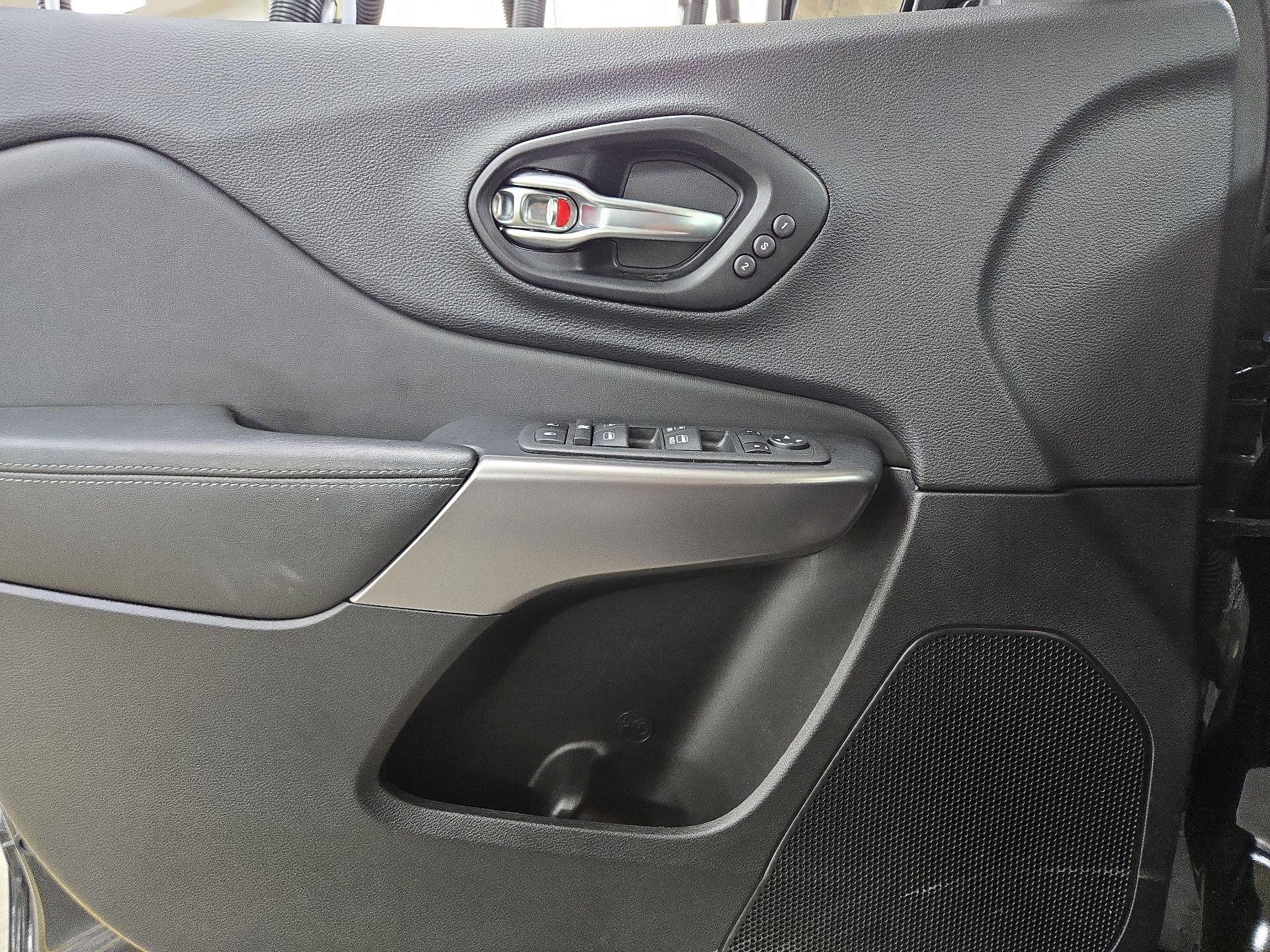 Thumbnail: 2022 Jeep Cherokee - 12