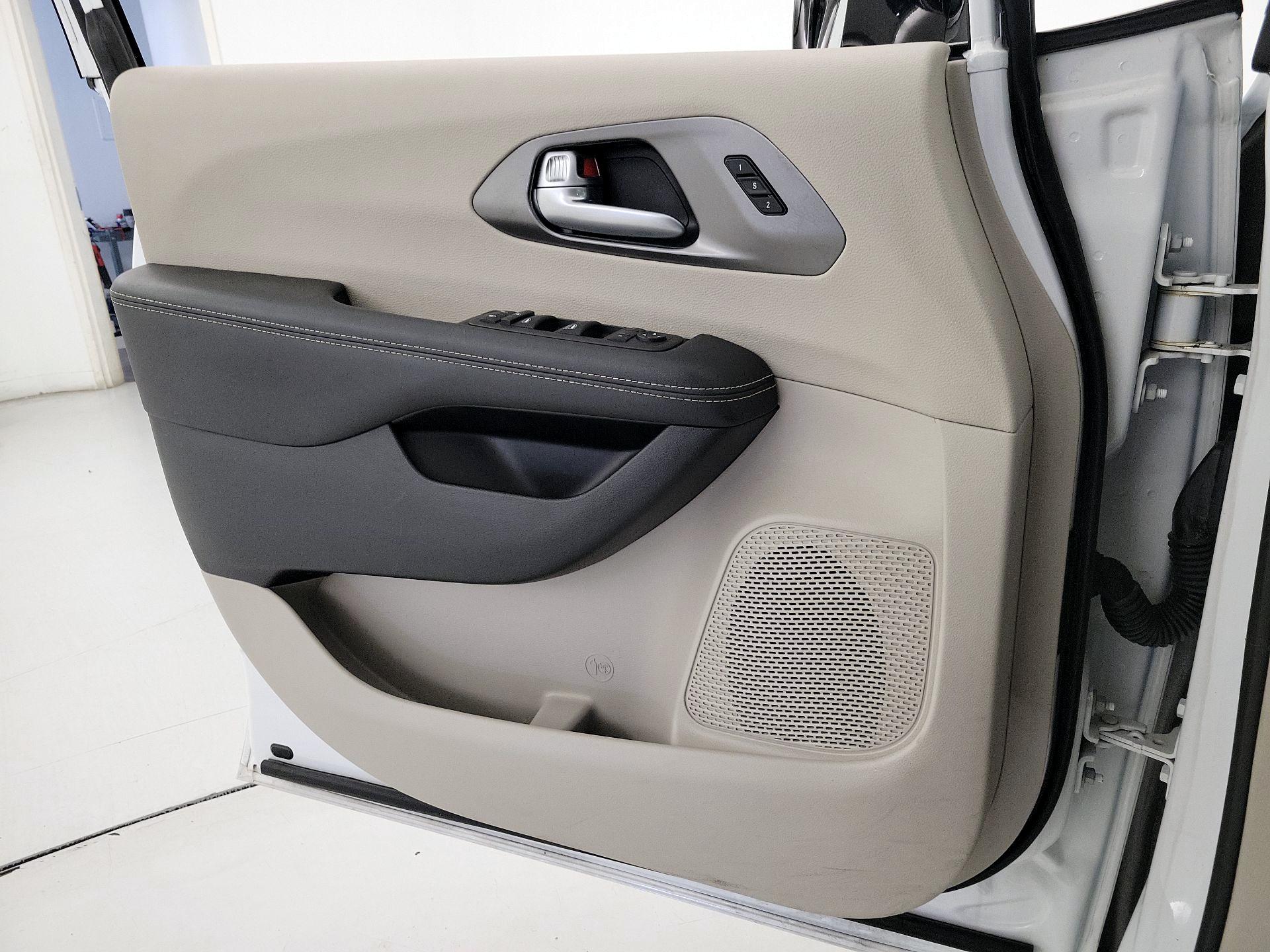 Thumbnail: 2024 Chrysler Pacifica - 12