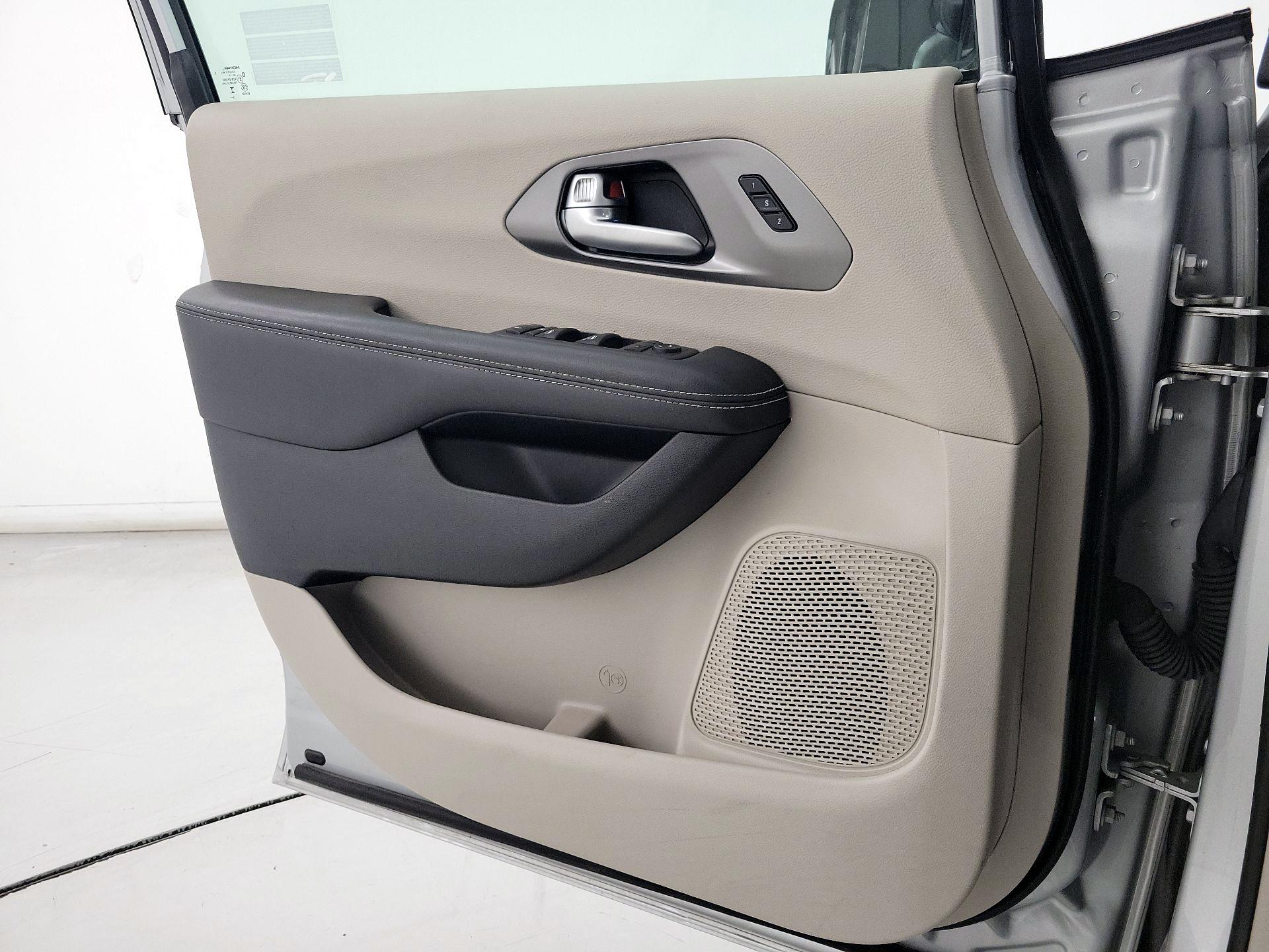 Thumbnail: 2024 Chrysler Pacifica - 12