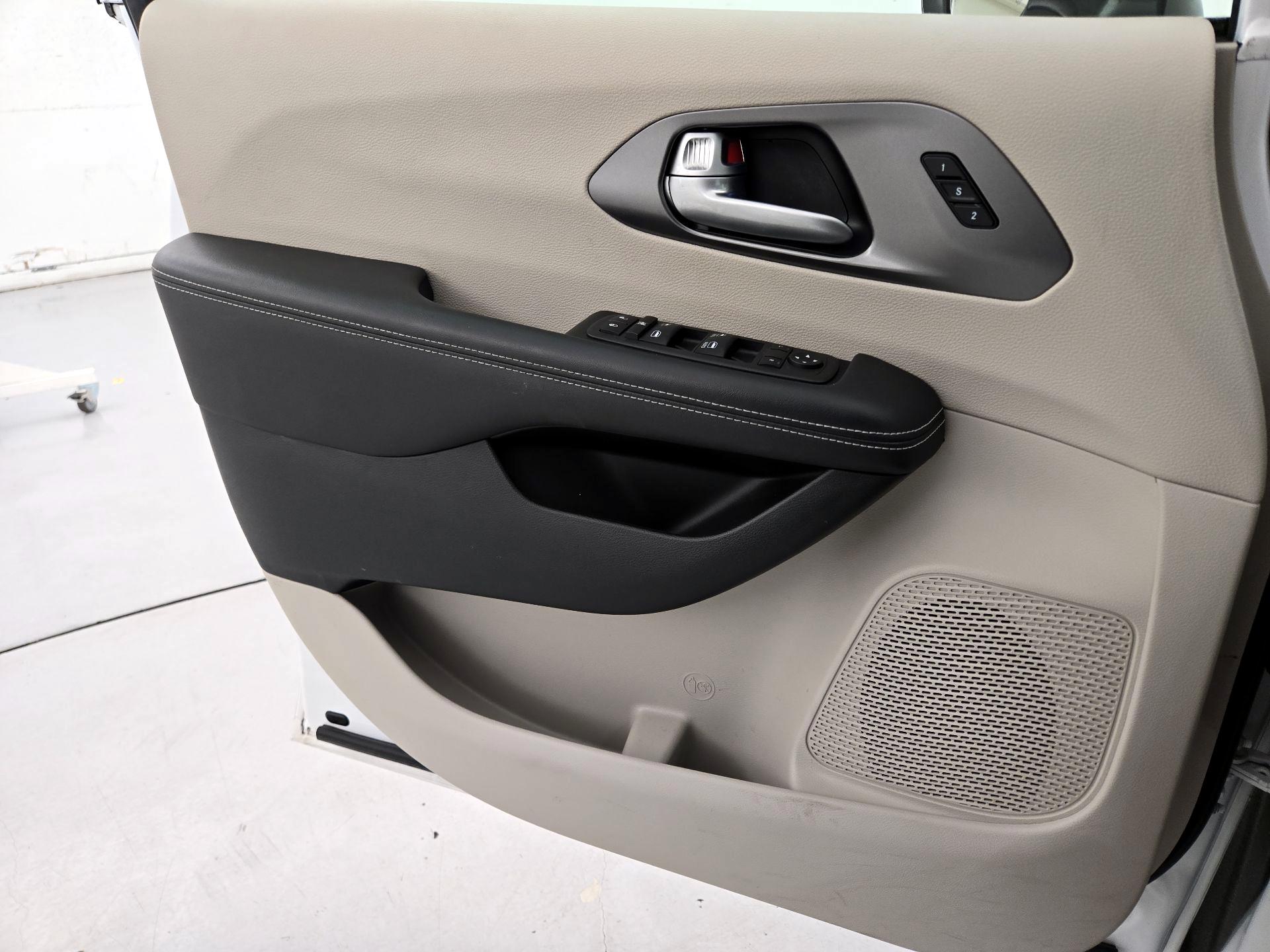 Thumbnail: 2024 Chrysler Pacifica - 12