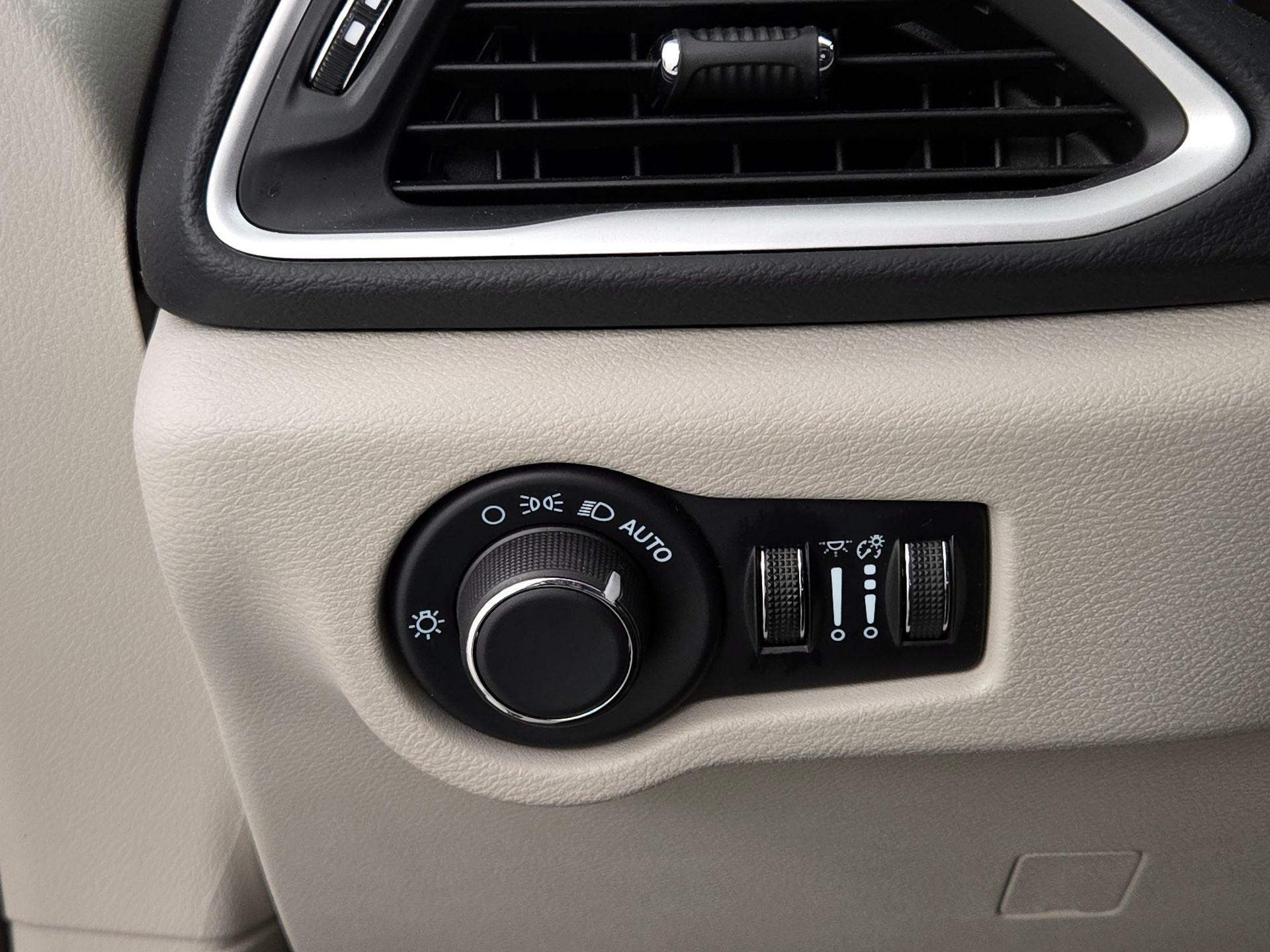 Thumbnail: 2024 Chrysler Voyager - 13