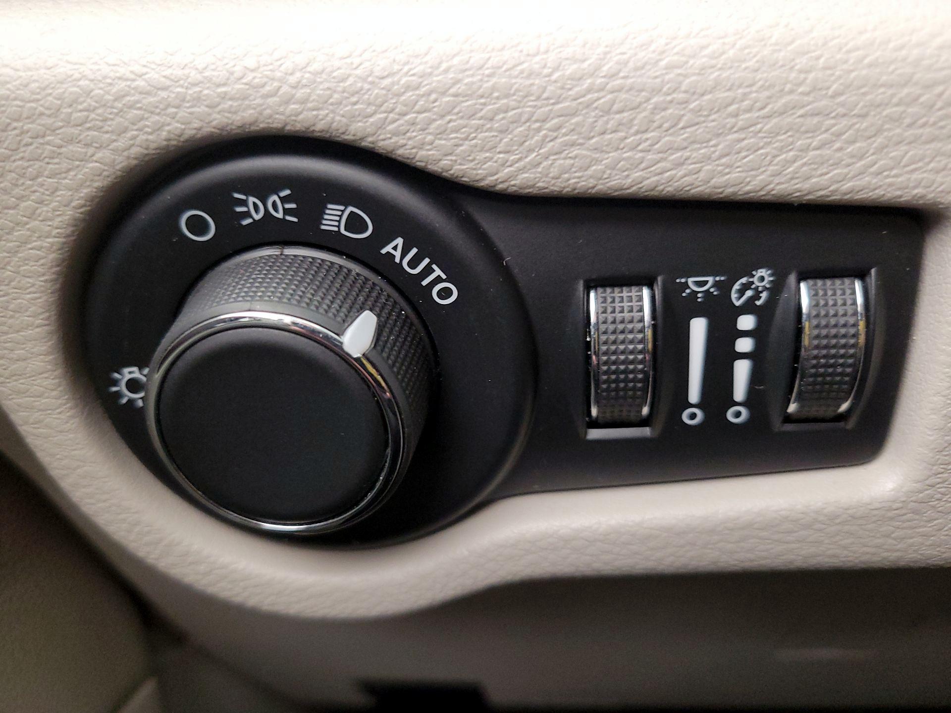 Thumbnail: 2023 Chrysler Voyager - 13