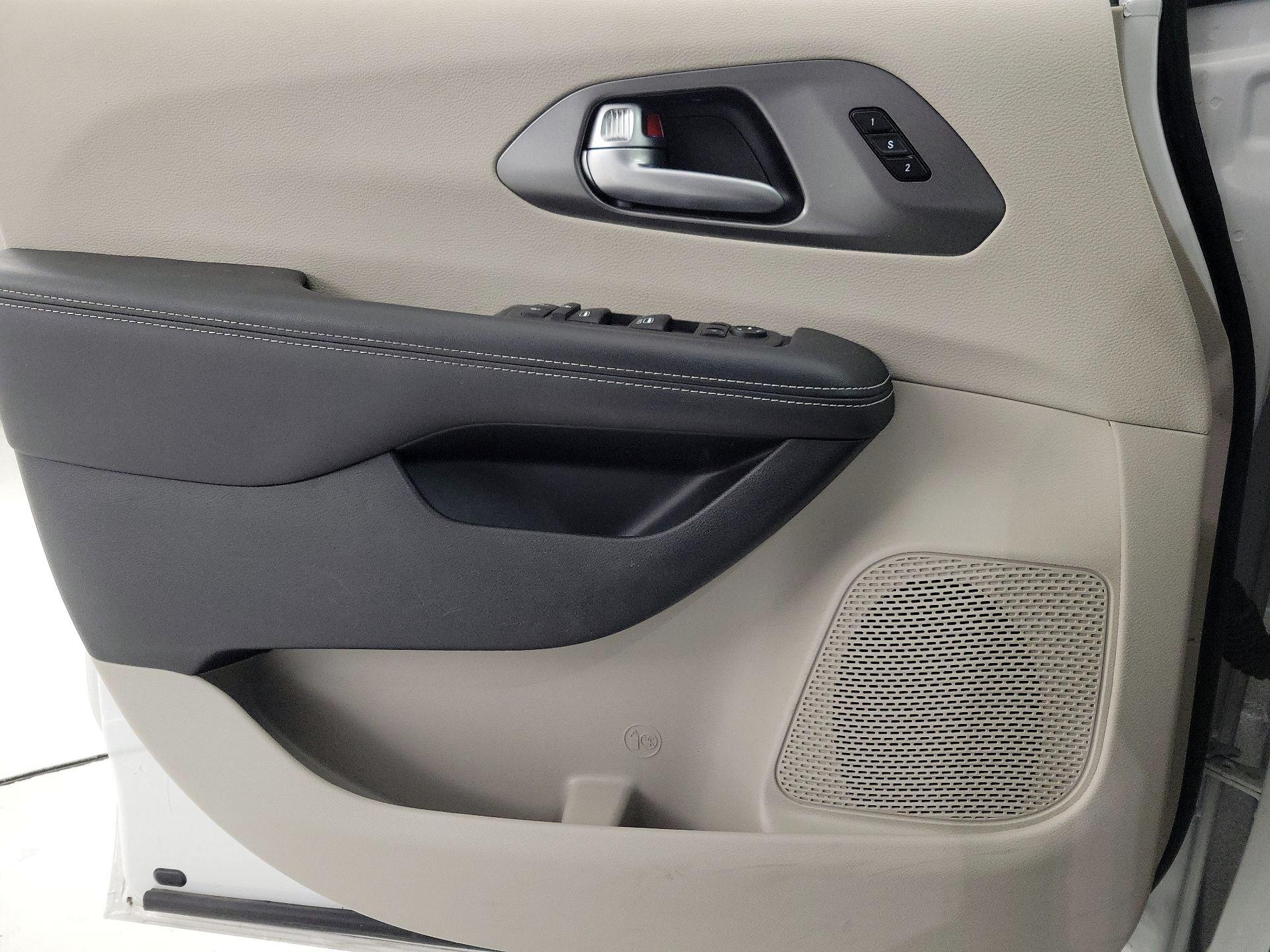 Thumbnail: 2024 Chrysler Pacifica - 12