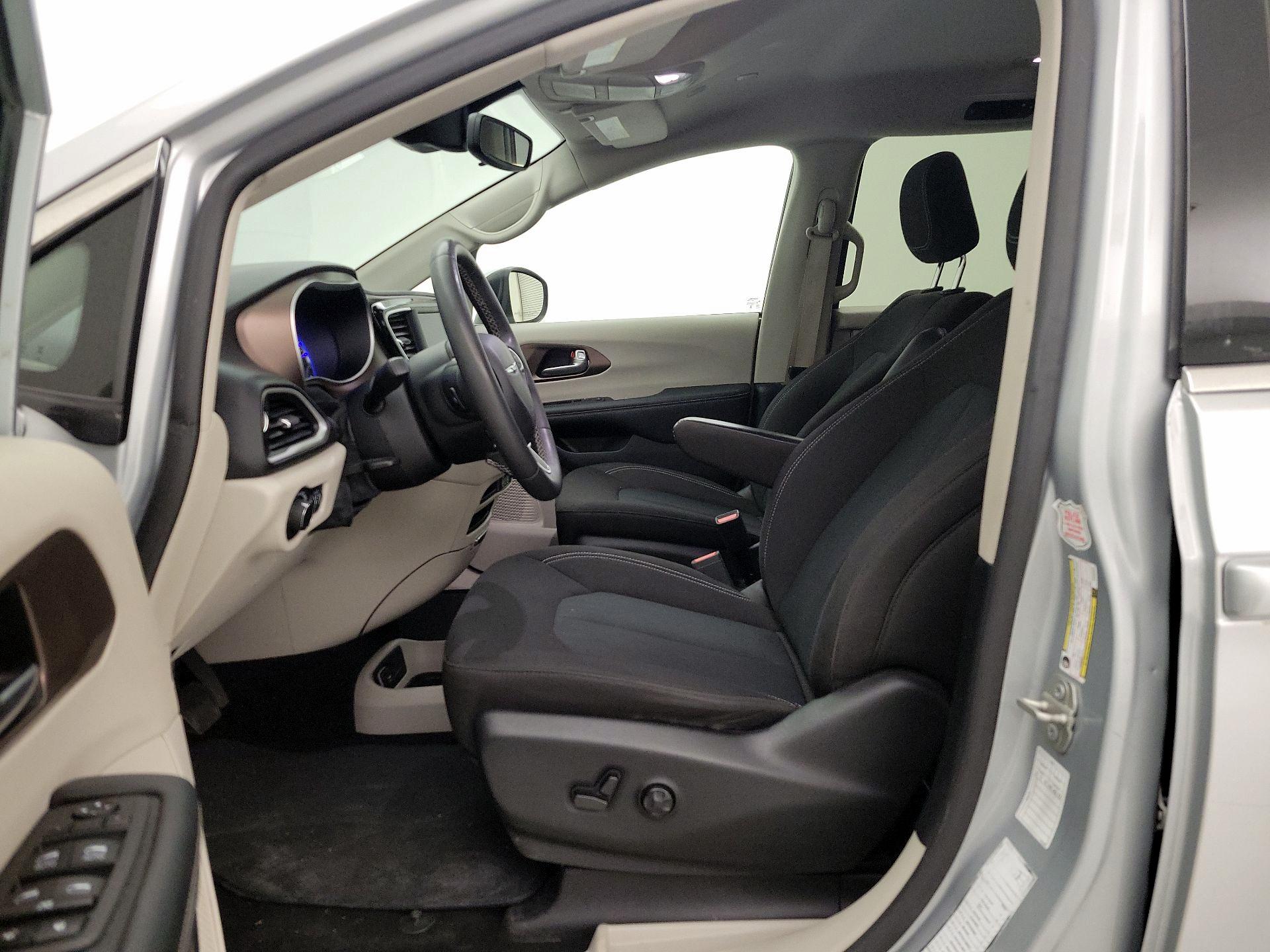 Thumbnail: 2023 Chrysler Voyager - 11